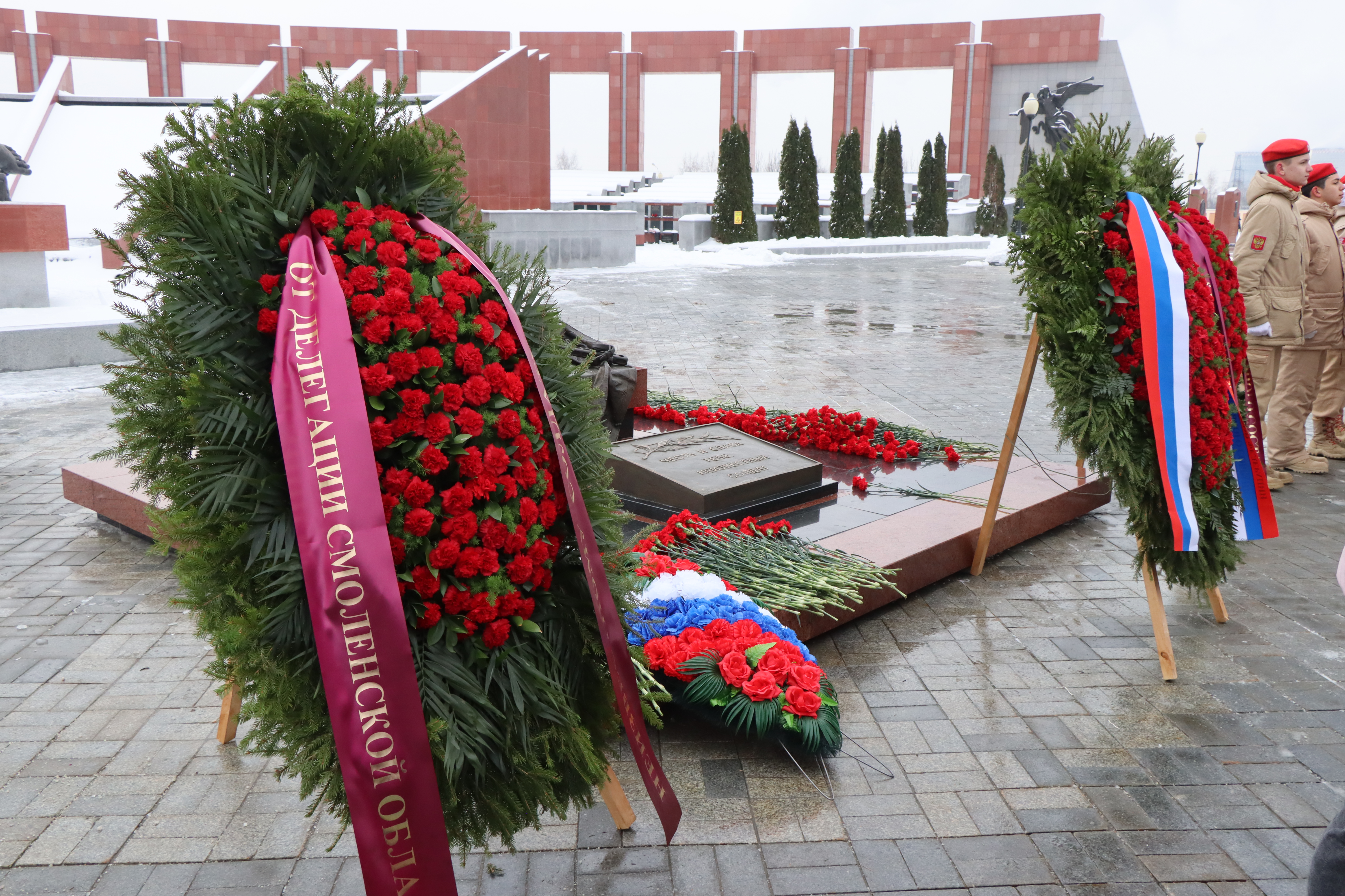 В День Неизвестного солдата останки бойцов, найденных на Смоленщине,  передали на Родину - мероприятие состоялось при участии смоленских  единороссов