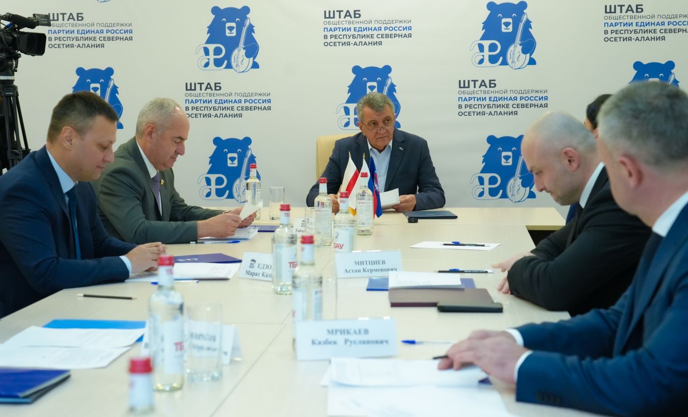 секретарь регионального отделения партии, глава Северной Осетии Сергей Меняйло провёл приём граждан