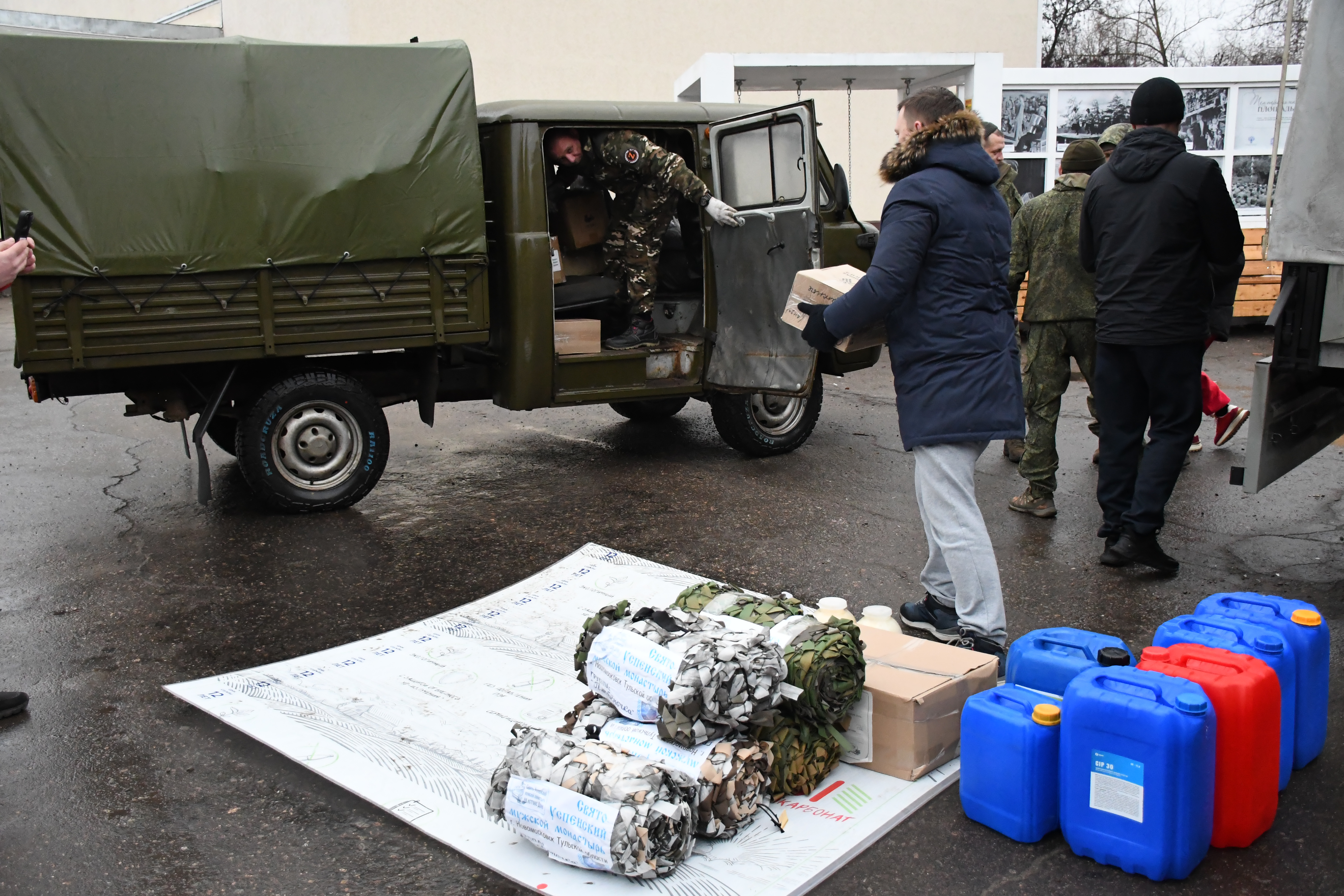 Делегация «Единой России» из Новомосковска Тульской области передала гумпомощь в Первомайск