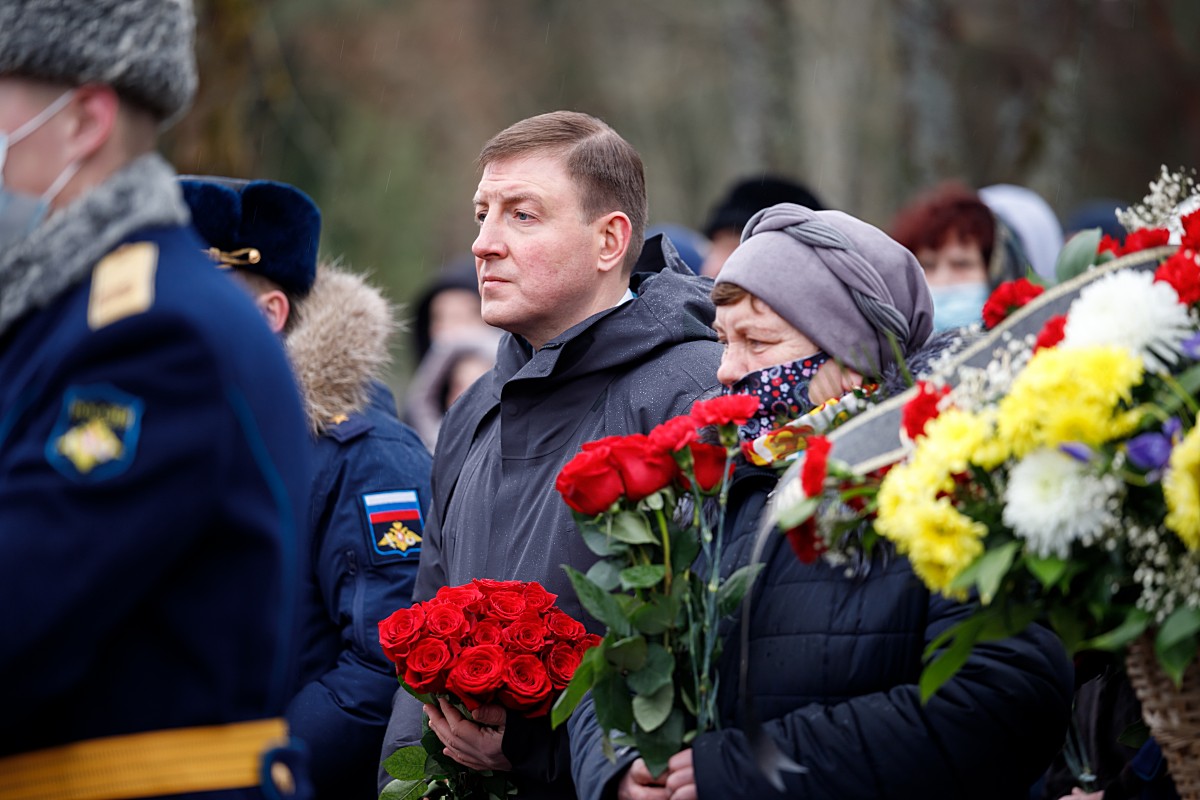 Андрей Турчак почтил память десантников 6-ой роты в Пскове