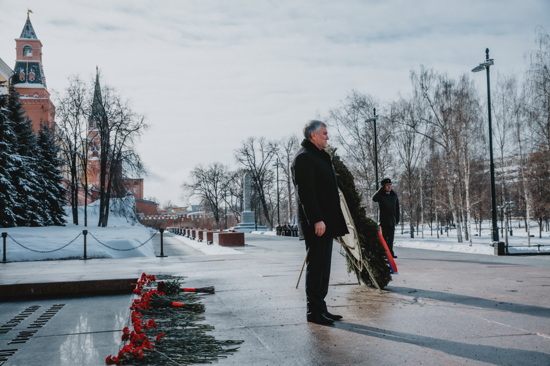 Солдата в александровском саду. Александровский сад памятник неизвестному солдату. Старая Русса могила неизвестного солдата. Возложение цветов неизвестному солдату Безенчук. Памятник Владимиру в Александровском саду.