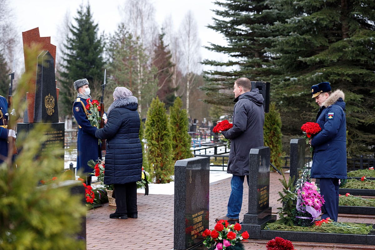 Андрей Турчак почтил память десантников 6-ой роты в Пскове