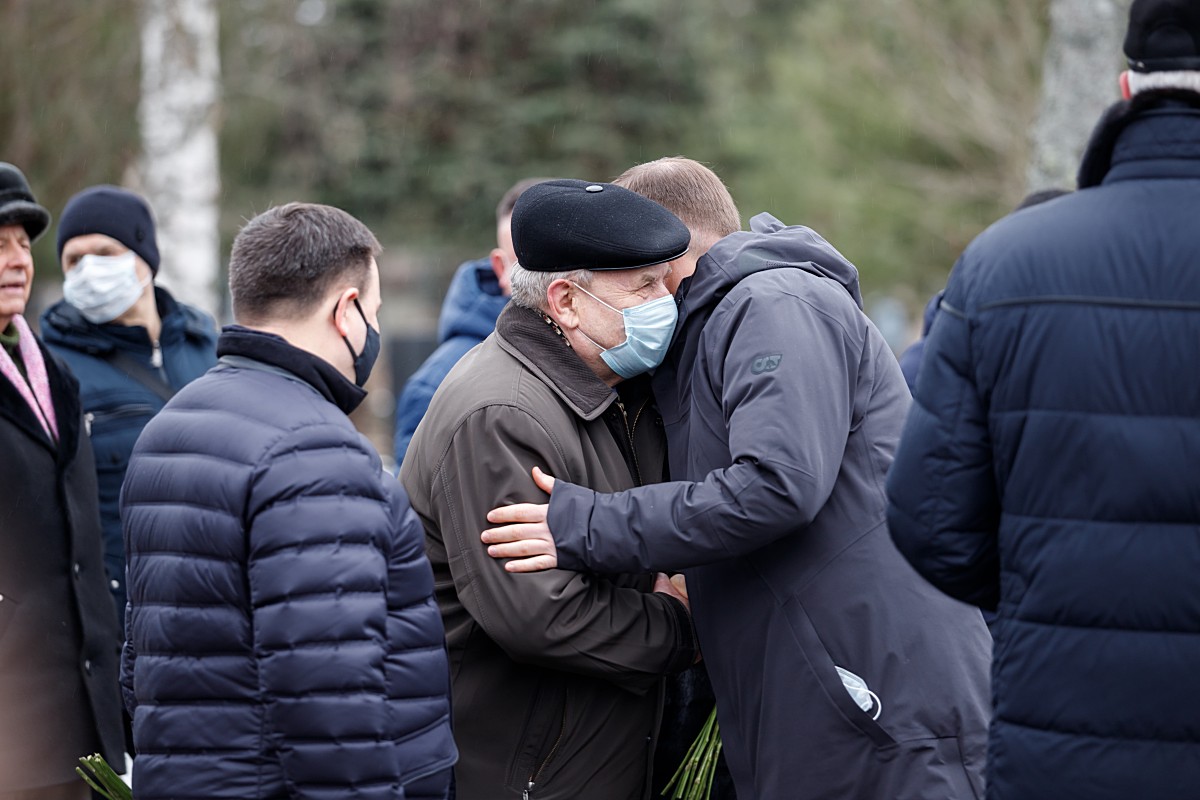 Андрей Турчак почтил память десантников 6-ой роты в Пскове