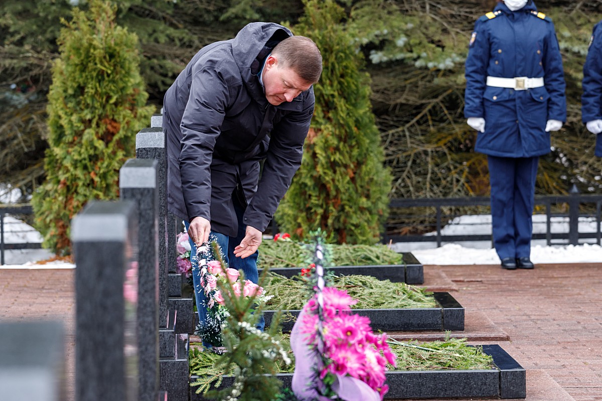 Андрей Турчак почтил память десантников 6-ой роты в Пскове