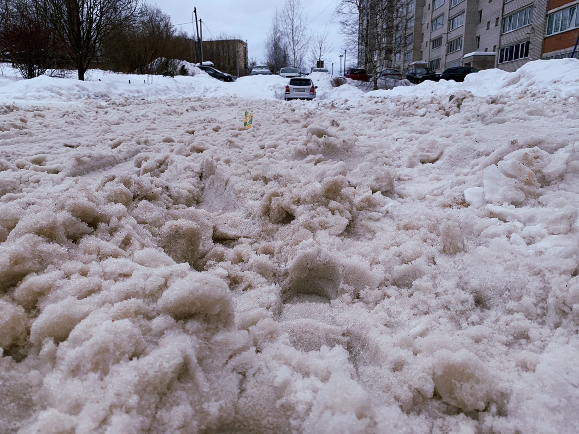 Не чищено во дворе. Снежный Покров. Снег в России. Снегопад российский двор. Зима во дворе.