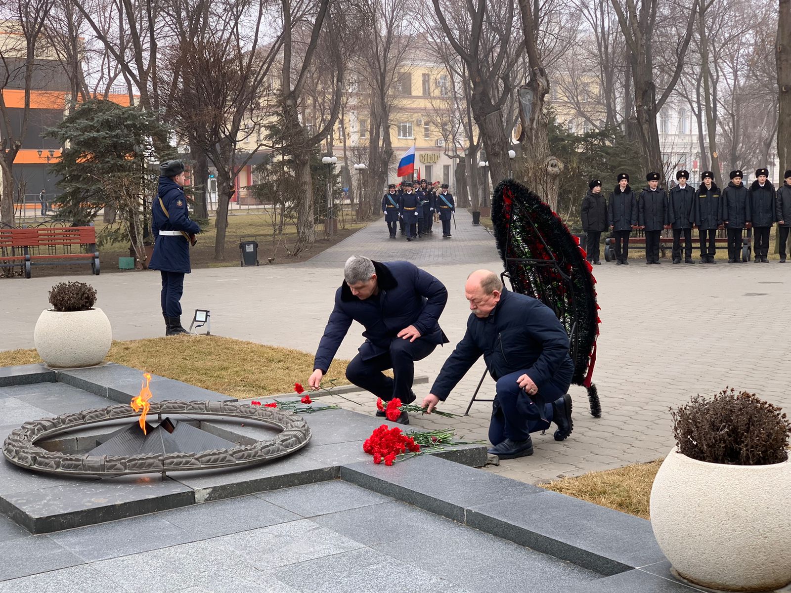 Возложение цветов к памятнику 2024. Возложение цветов. Возложение цветов к памятнику. Церемония возложения цветов к памятнику. Возложение цветов 23 февраля.