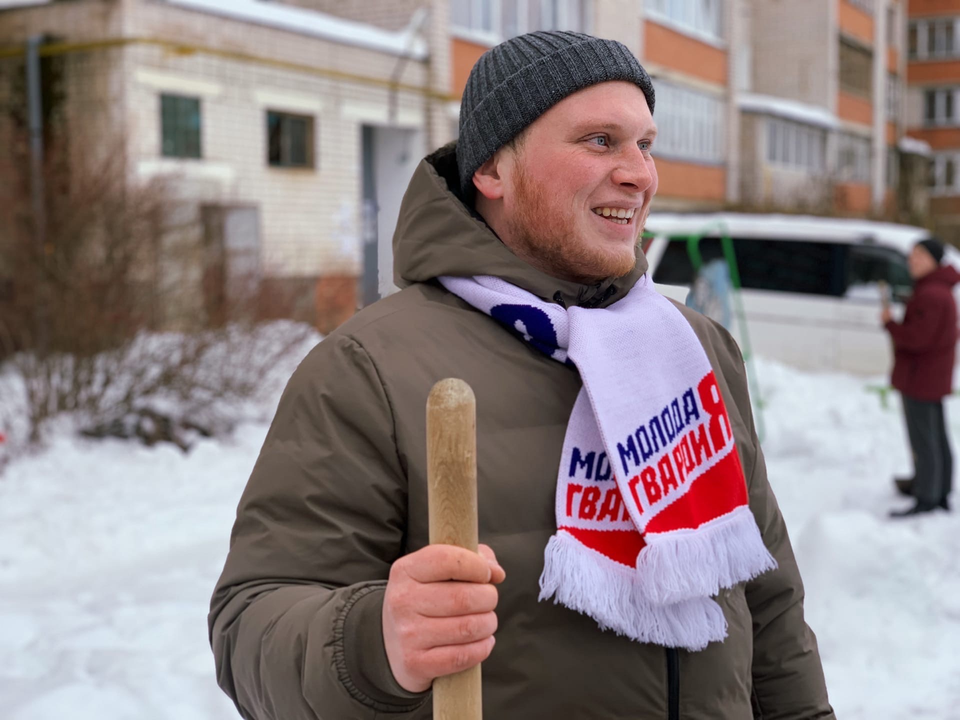 Пришел, увидел и убрал». Депутат горсовета и молодогвардейцы помогли  смолянам очистить двор от снега