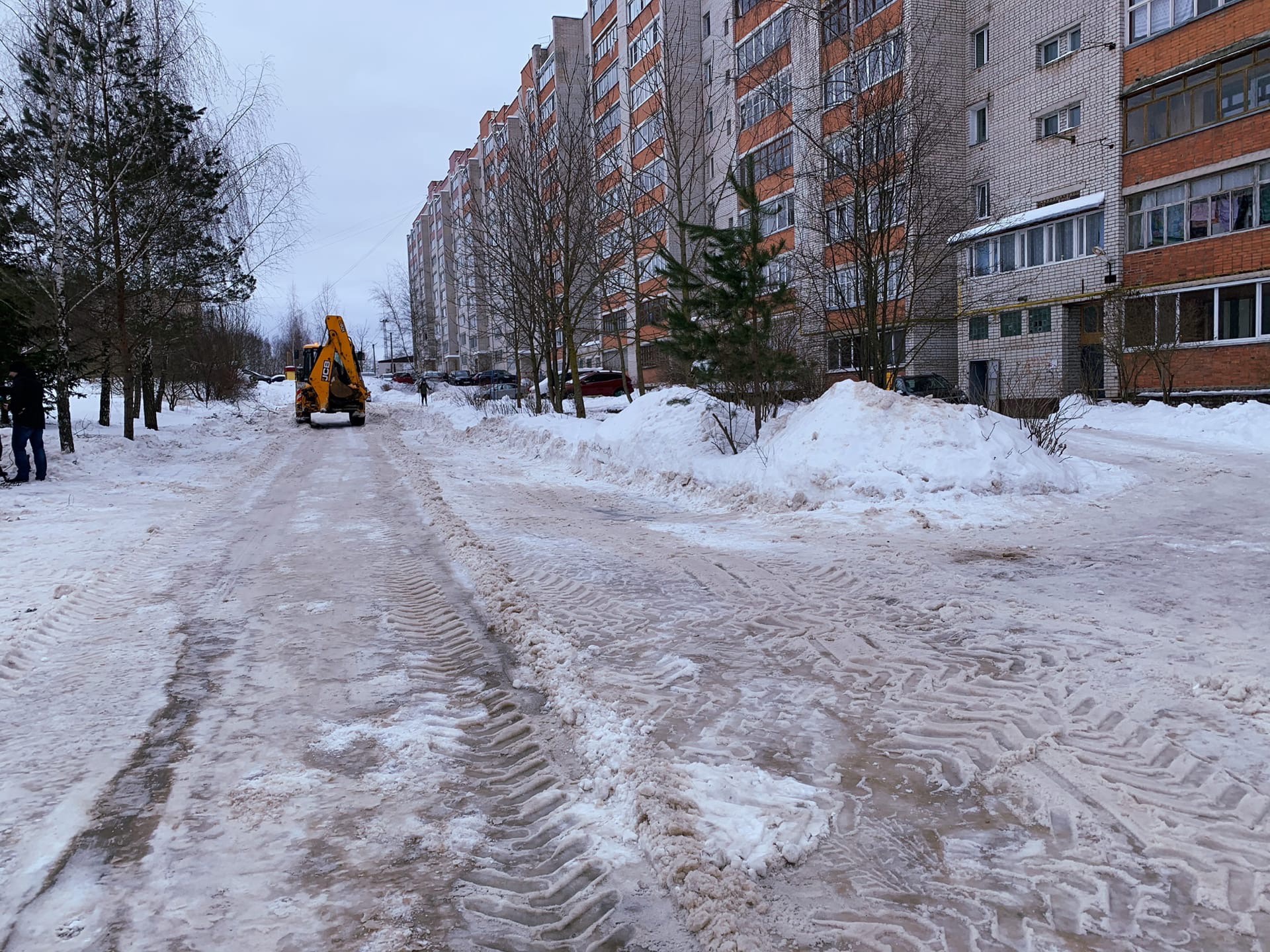 Пришел, увидел и убрал». Депутат горсовета и молодогвардейцы помогли  смолянам очистить двор от снега