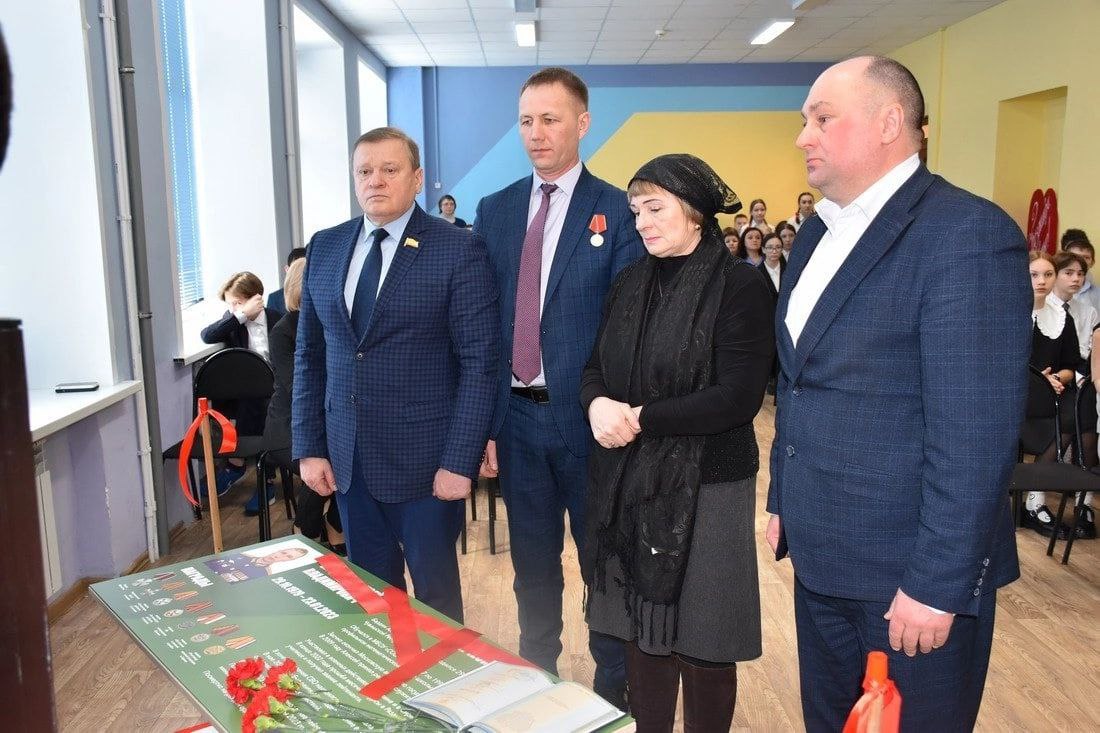 В Шумерле открыли «Парту героя» в память о погибшем участнике СВО Алексее  Бардине