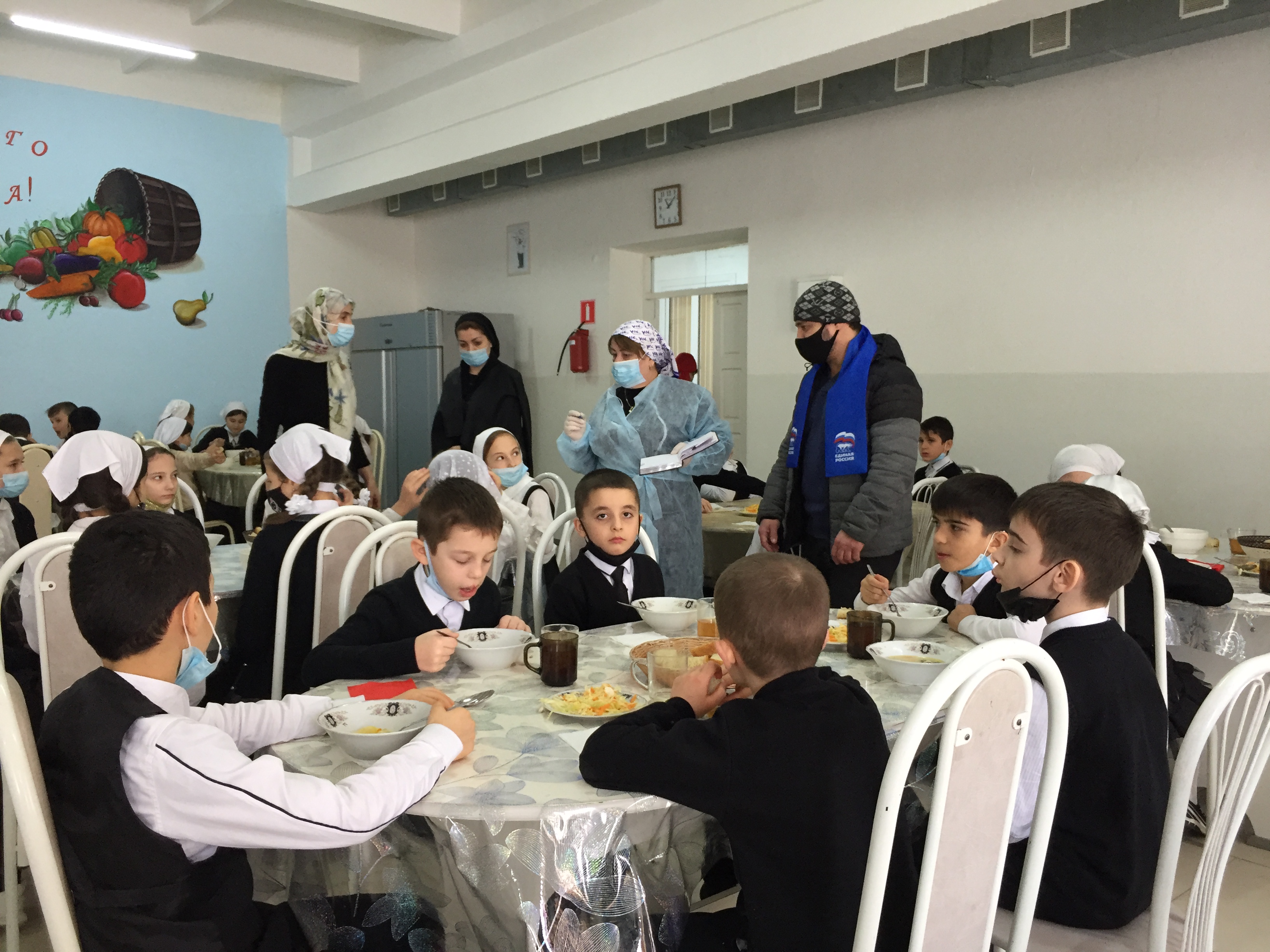 Мониторинг горячее питание рф. Столовые Чечня. В Чеченской Республике мальчики спортсмены обедают стол.