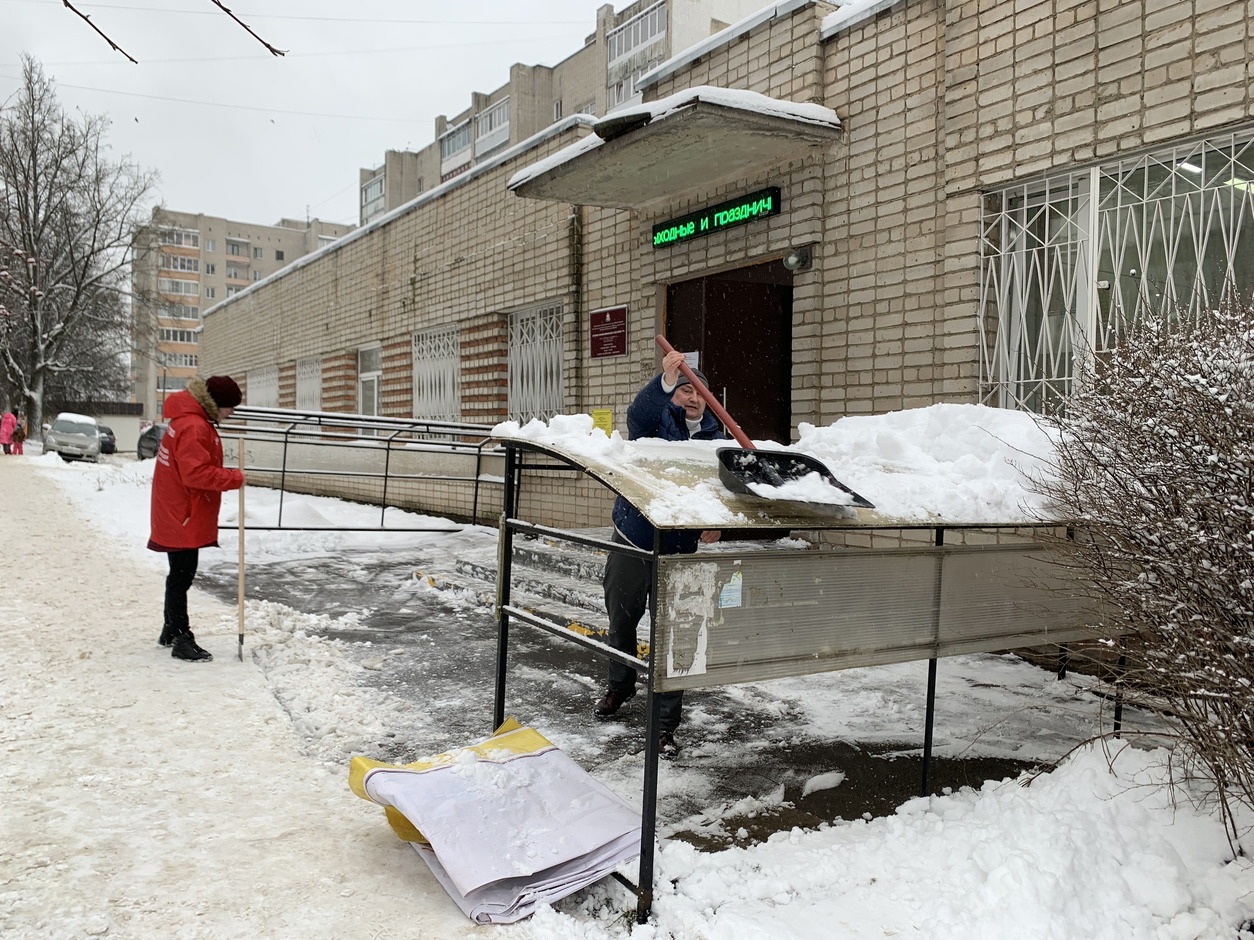 Единороссы расчистили снег и наледь возле детских садов и поликлиник  Смоленска | 28.01.2022 | Смоленск - БезФормата