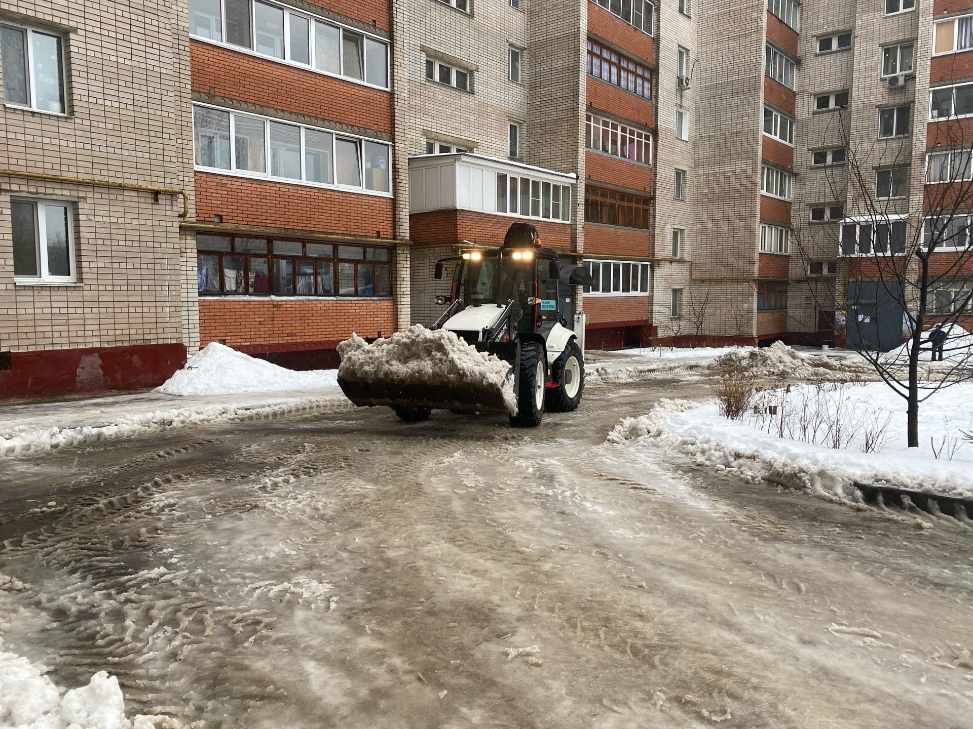 Александр Верейкин продолжает спасать из снежного плена социальные  учреждения округа