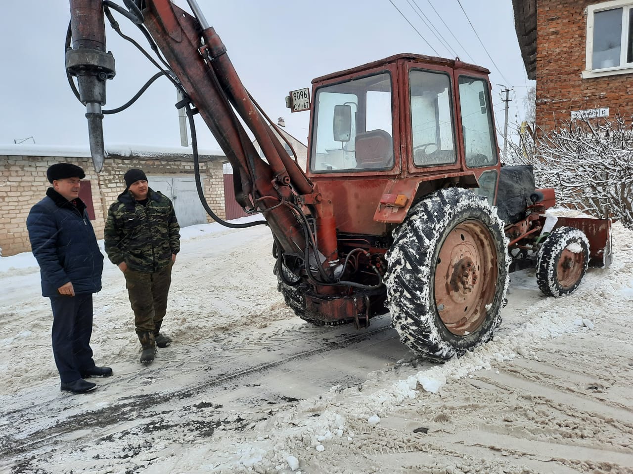 Единороссы расчистили снег и наледь возле детских садов и поликлиник  Смоленска | 28.01.2022 | Смоленск - БезФормата