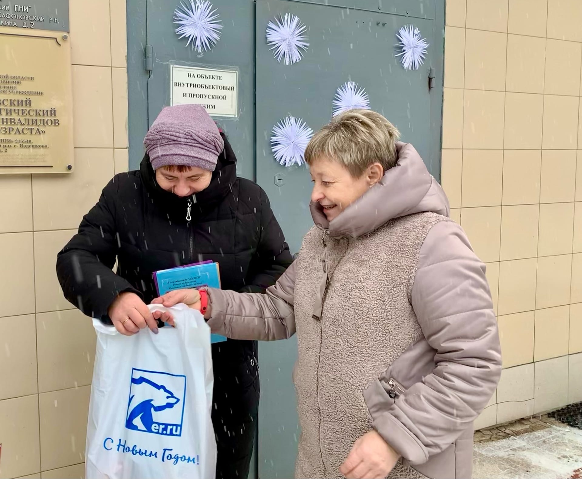 Подарки детям, поздравление долгожителей, благоустройство памятных мест.  Рассказываем о работе «Единой России» в районах Смоленщины