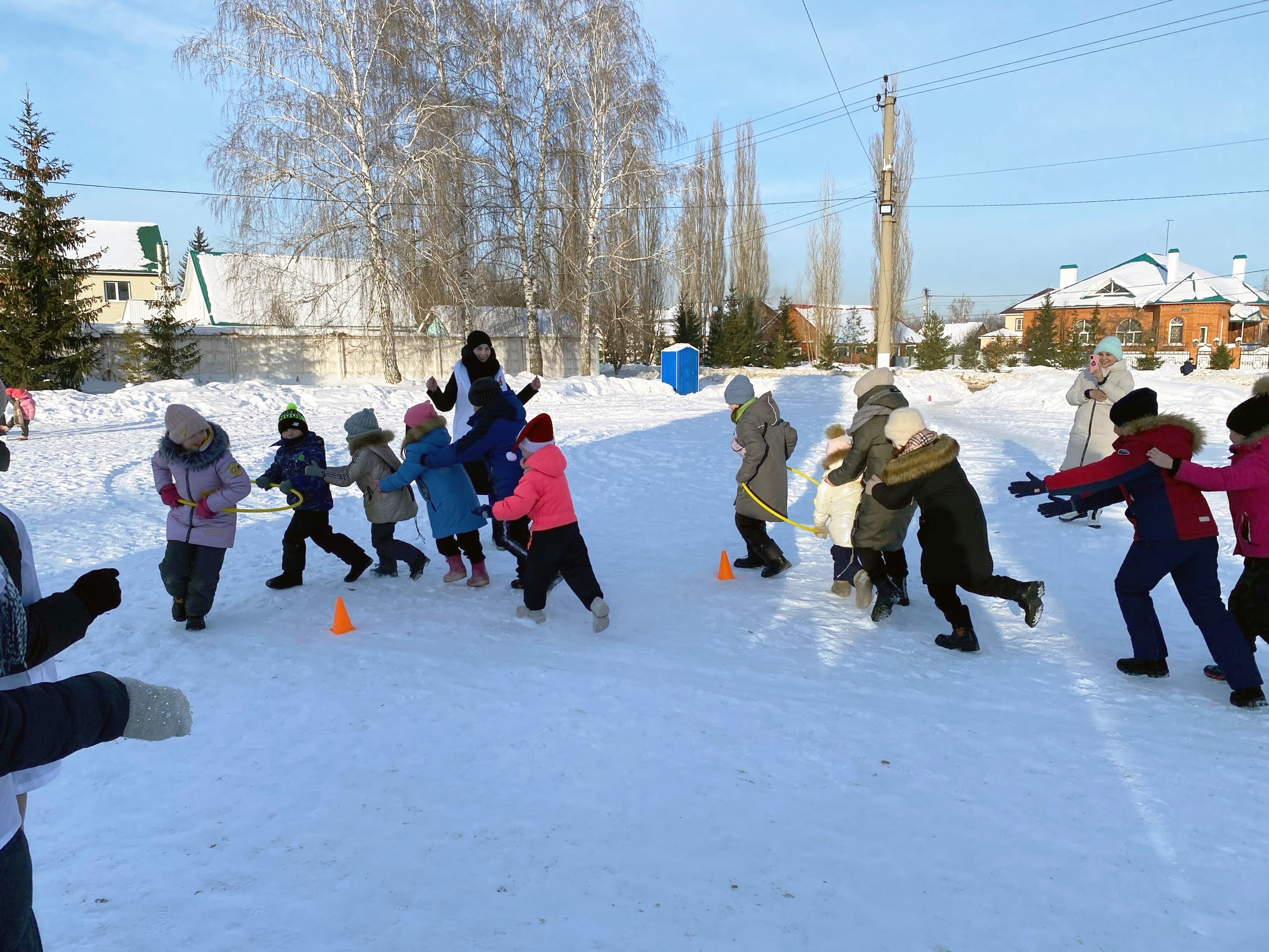 Спортивная эстафета зимние забавы. Соревнования на улице зимой для детей. Эстафета для детей зимой в детском саду старшая группа. Спортивная эстафета зимние забавы. Зимние эстафеты для детей в помещении.