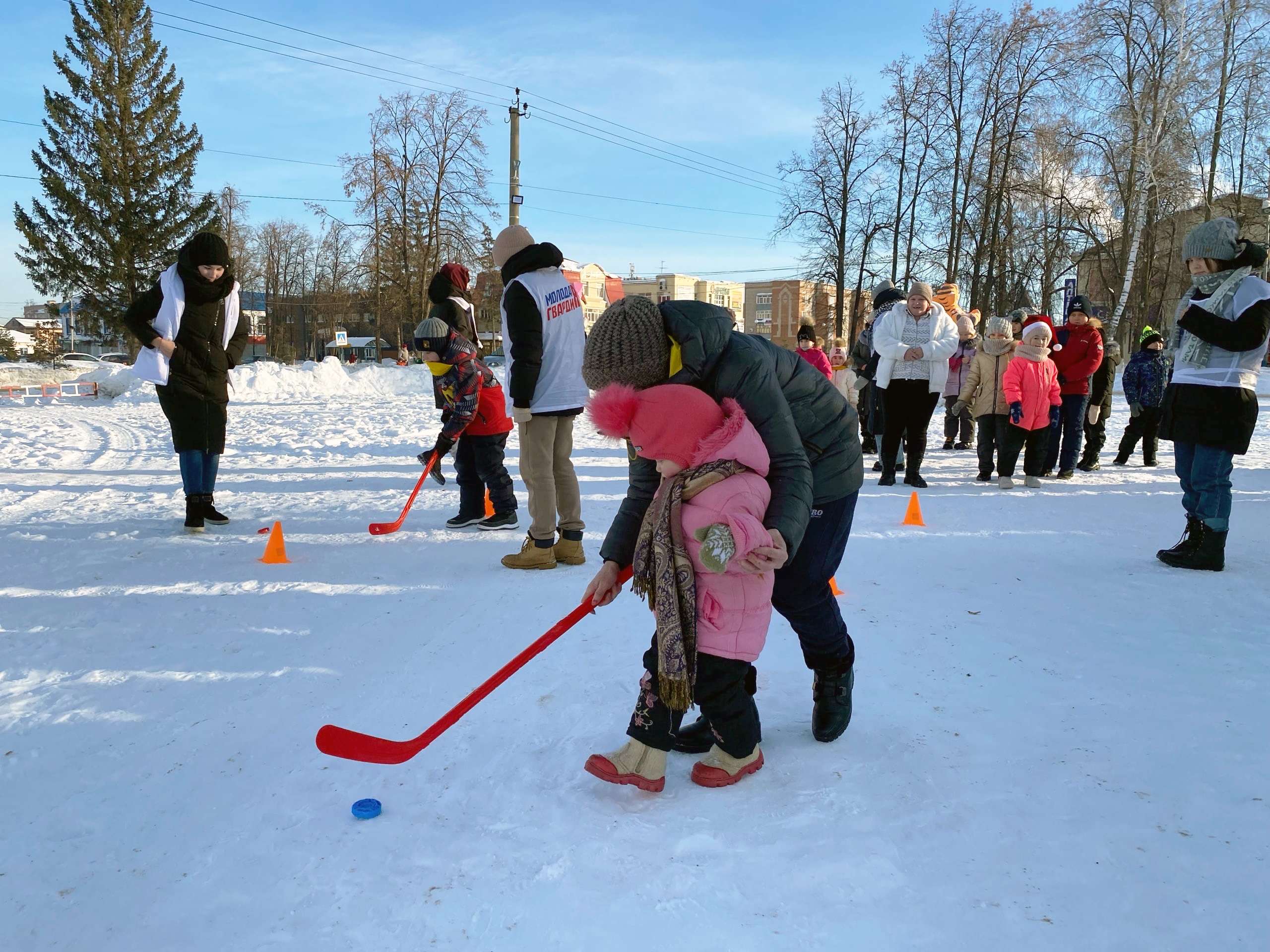 Эстафеты зимой на улице в детском саду подготовительная. Физкультурное развлечение зима веселая пора. Зимние эстафеты для детей в помещении. Зимние старты для дошкольников на улице. Эстафеты для детей на улице зимой.