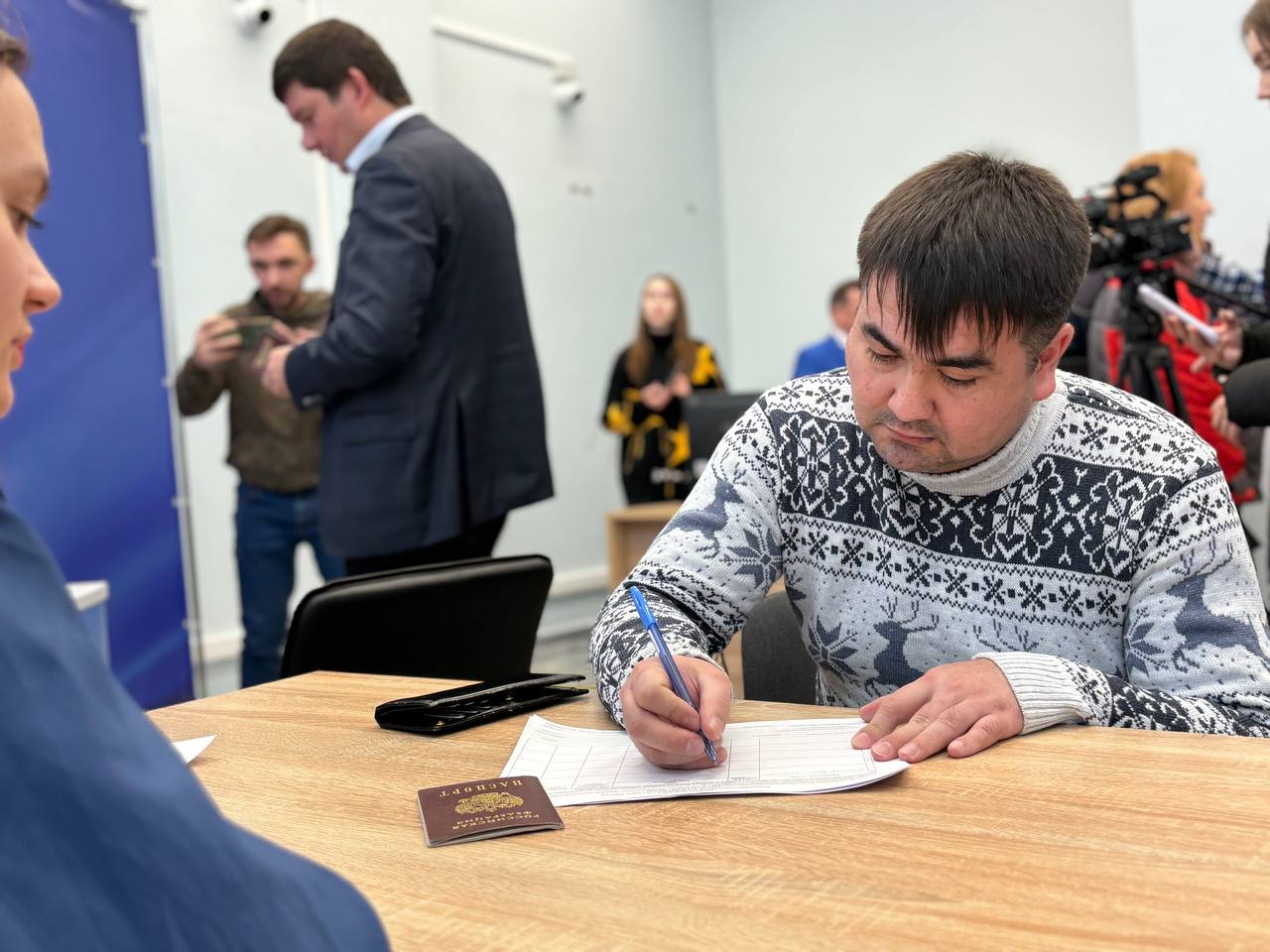 В Чебоксарах активно идет сбор подписей в поддержку выдвижения Владимира  Путина на выборах Президента России