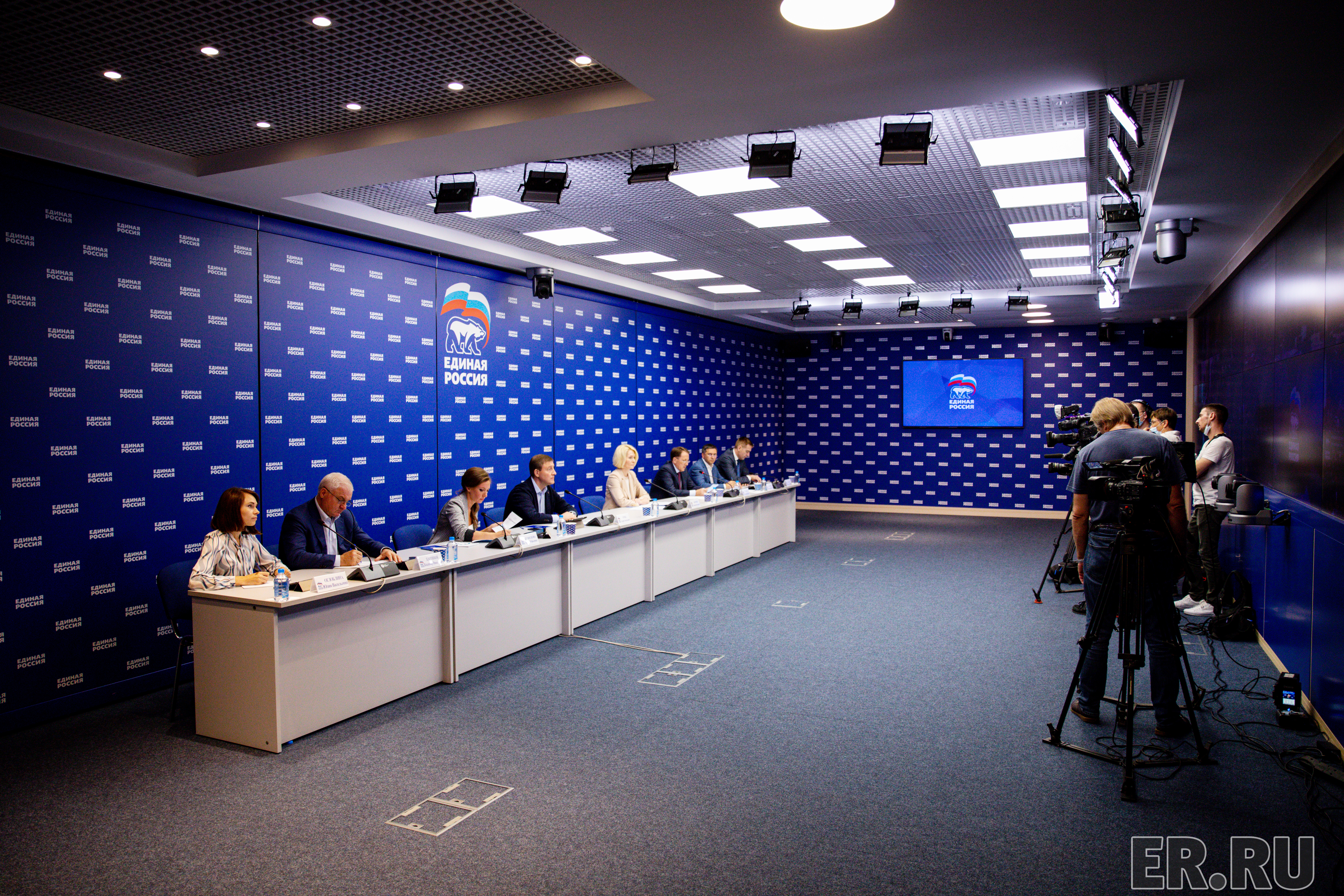 Центральный штаб мгер. Штаб единые. Депутаты балашихи. Волонтеры единая россия картинки. Штаб партии единая россия.