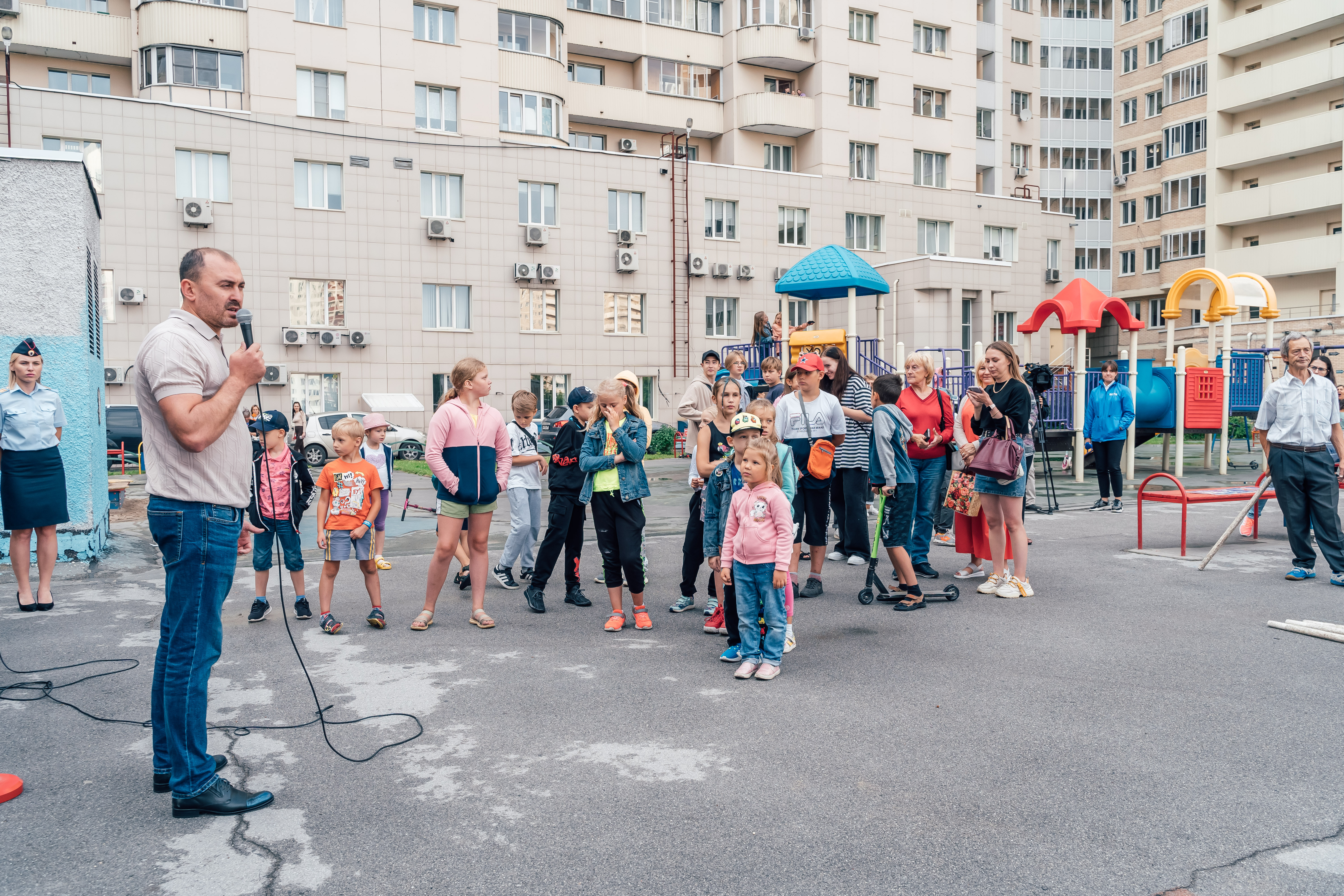 В рамках проекта жители мкд. Российский двор. Во дворе. Жители многоквартирного дома мероприятие. Праздник во дворе многоквартирного дома.