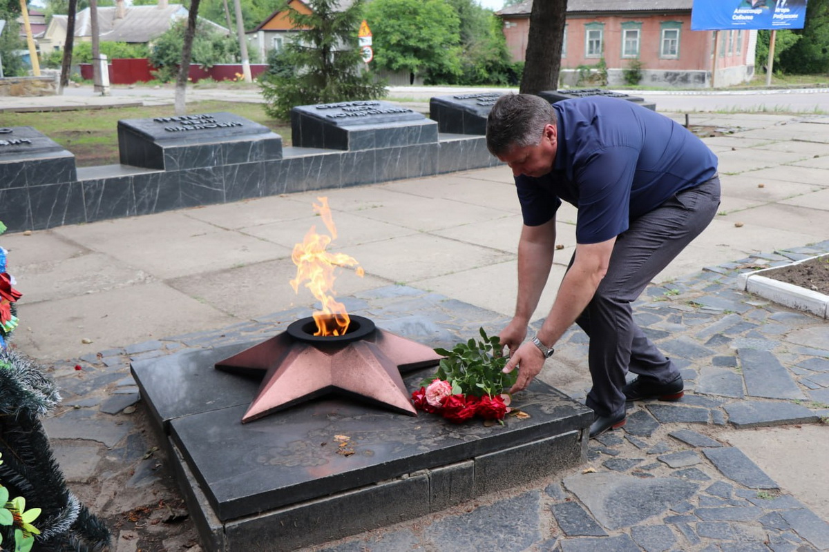 Возложение цветов к вечному огню рисунок