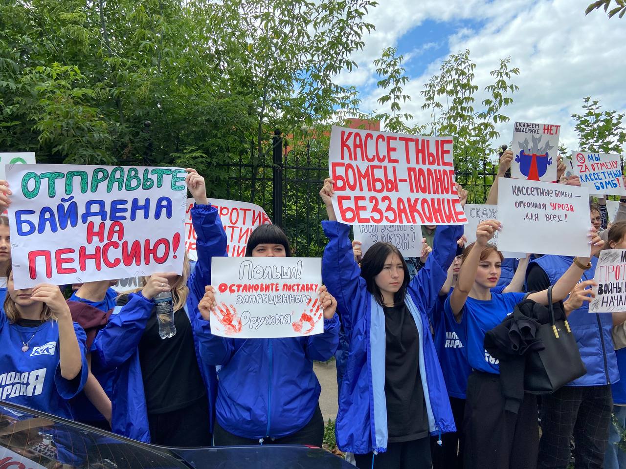 Высказывает протест. Протесты в поддержку алексея навального. Как ребенок в 11 лет выражает протест. Митинг. Путин политик лидер и борец.