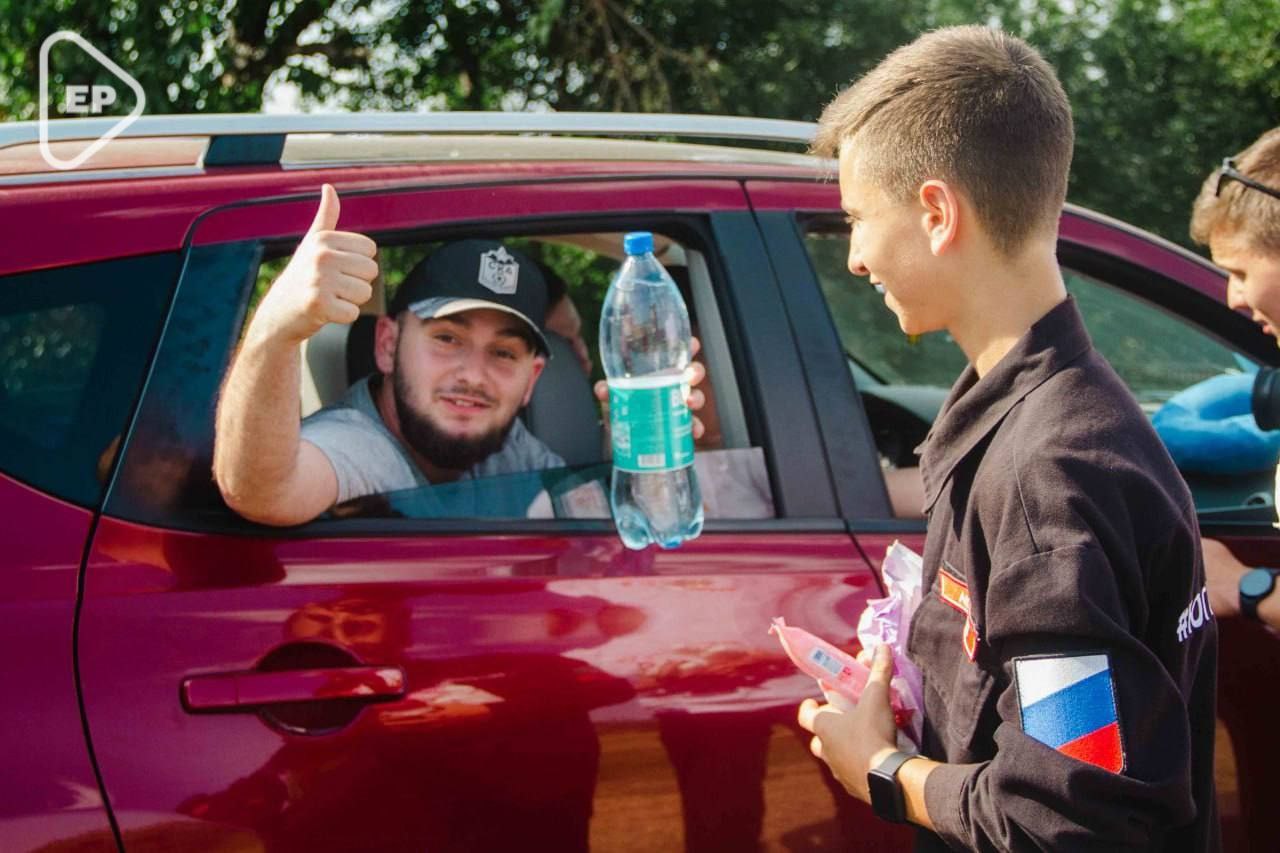 Активисты МГЕР в Запорожской области оказывают помощь автомобилистам,  которые следуют из Крыма