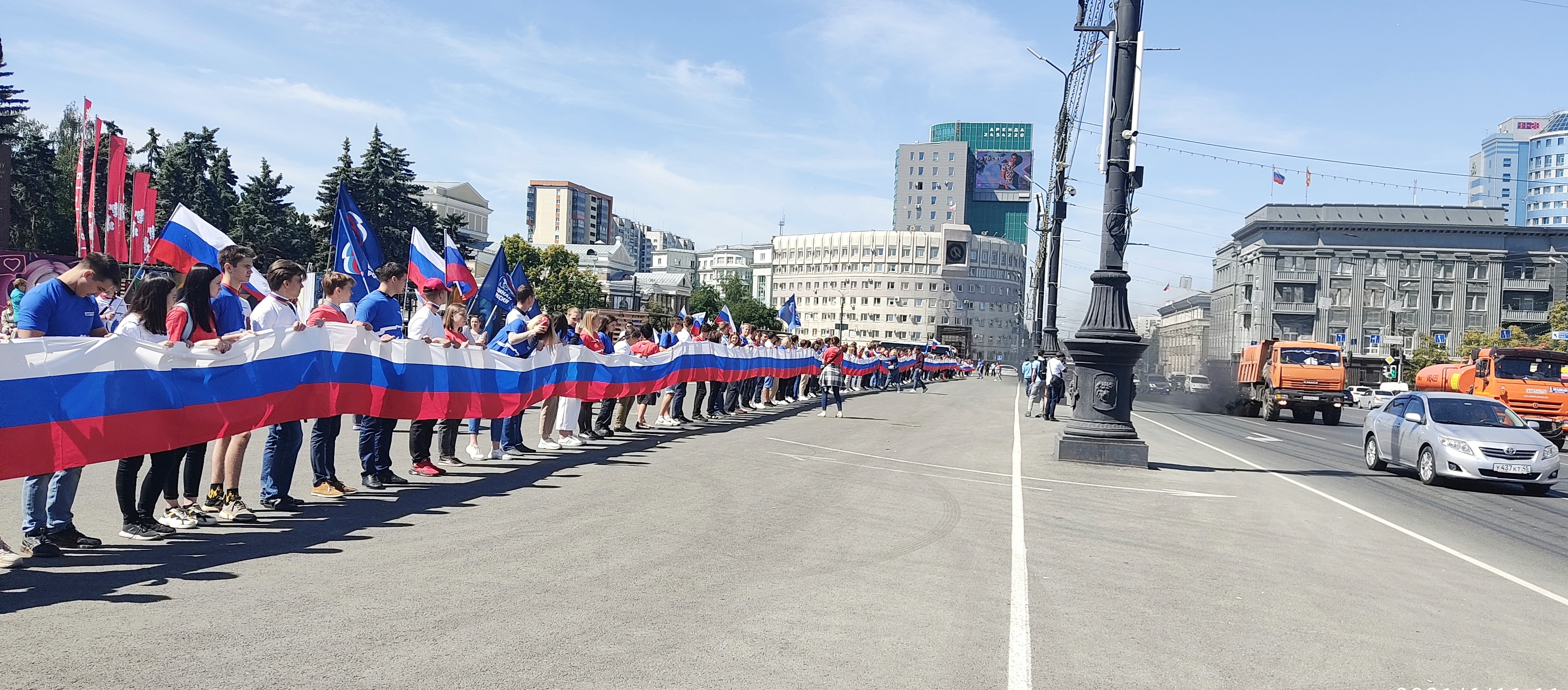 В центре Челябинска «Единая Россия» развернула 300-метровый флаг России