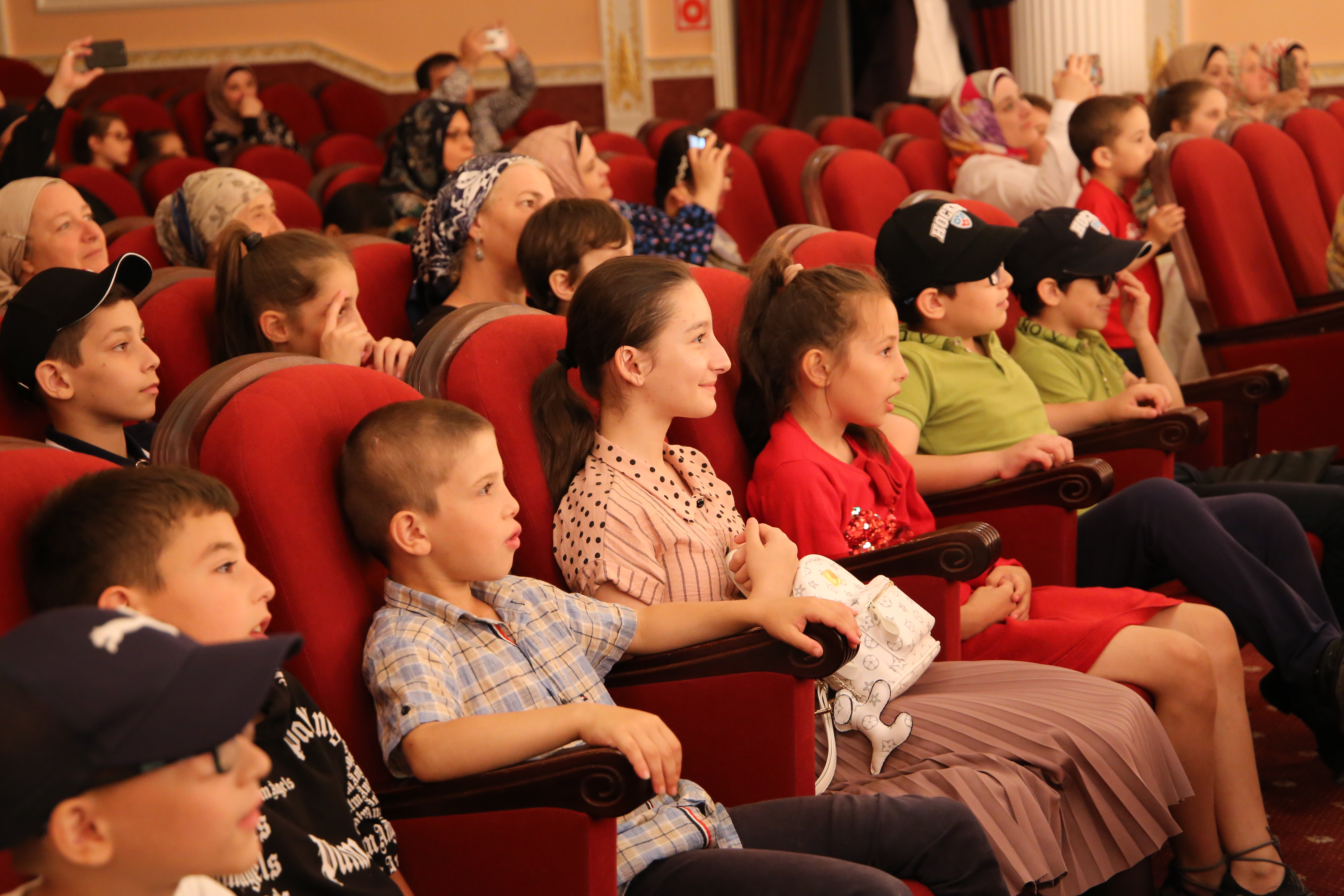 В год театра посетили театр. Театр юного зрителя Грозный. Юные зрители. Посещение театра. Молодые посетители театра.