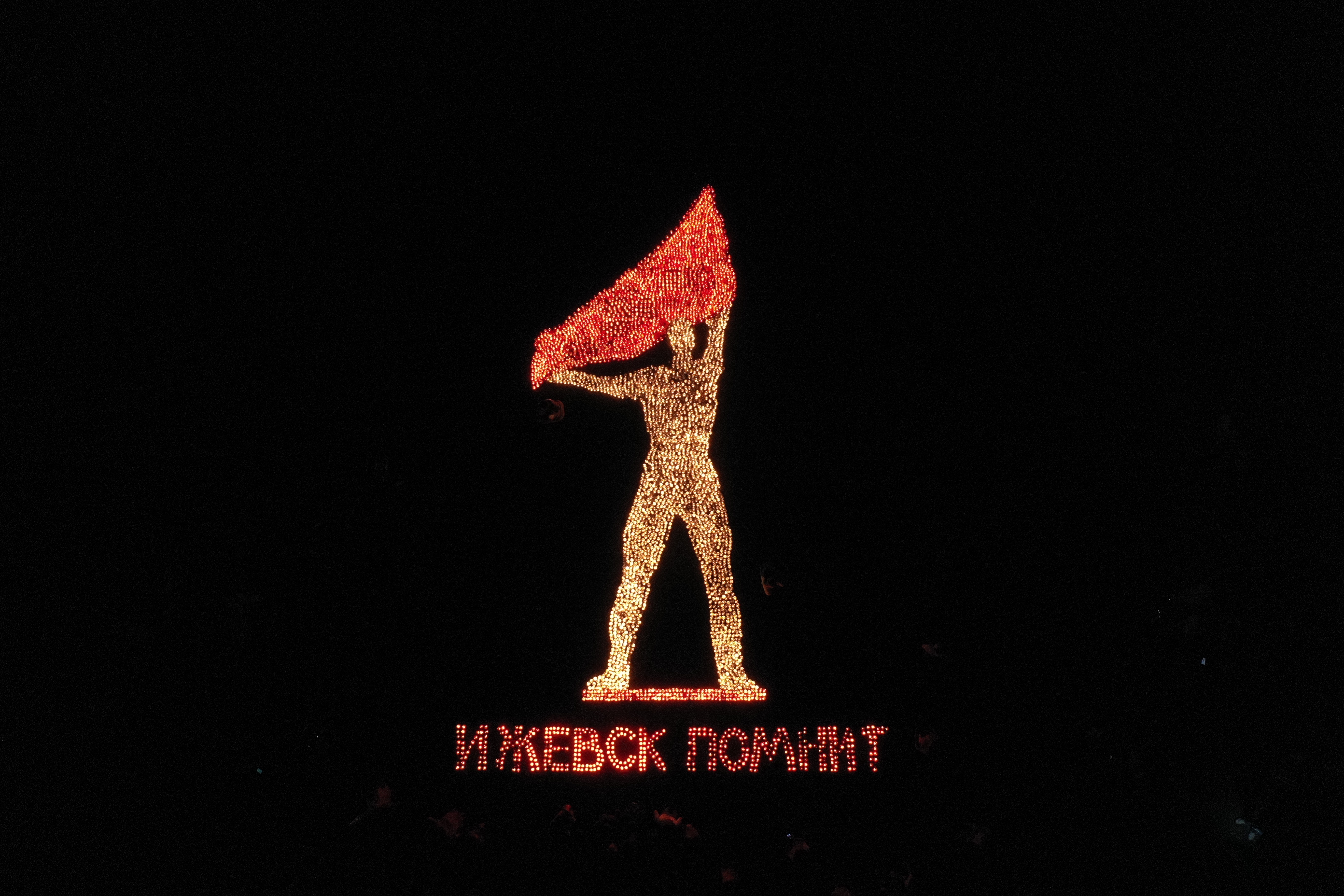 Огненную картину из свечей выложили в Сквере Победы в Ижевске в канун Дня памяти и скорби