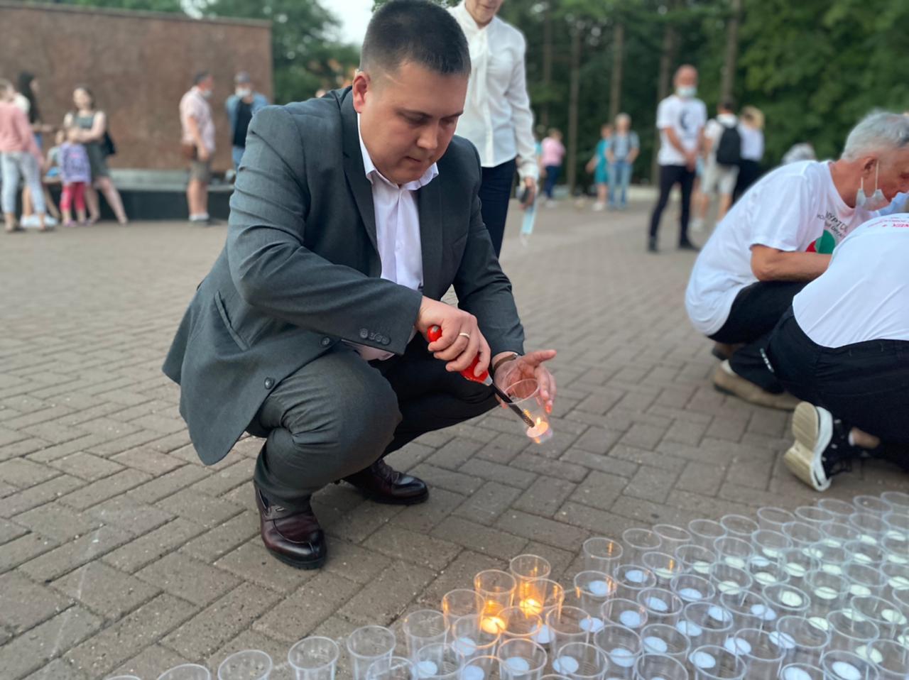 Огненную картину из свечей выложили в Сквере Победы в Ижевске в канун Дня памяти и скорби