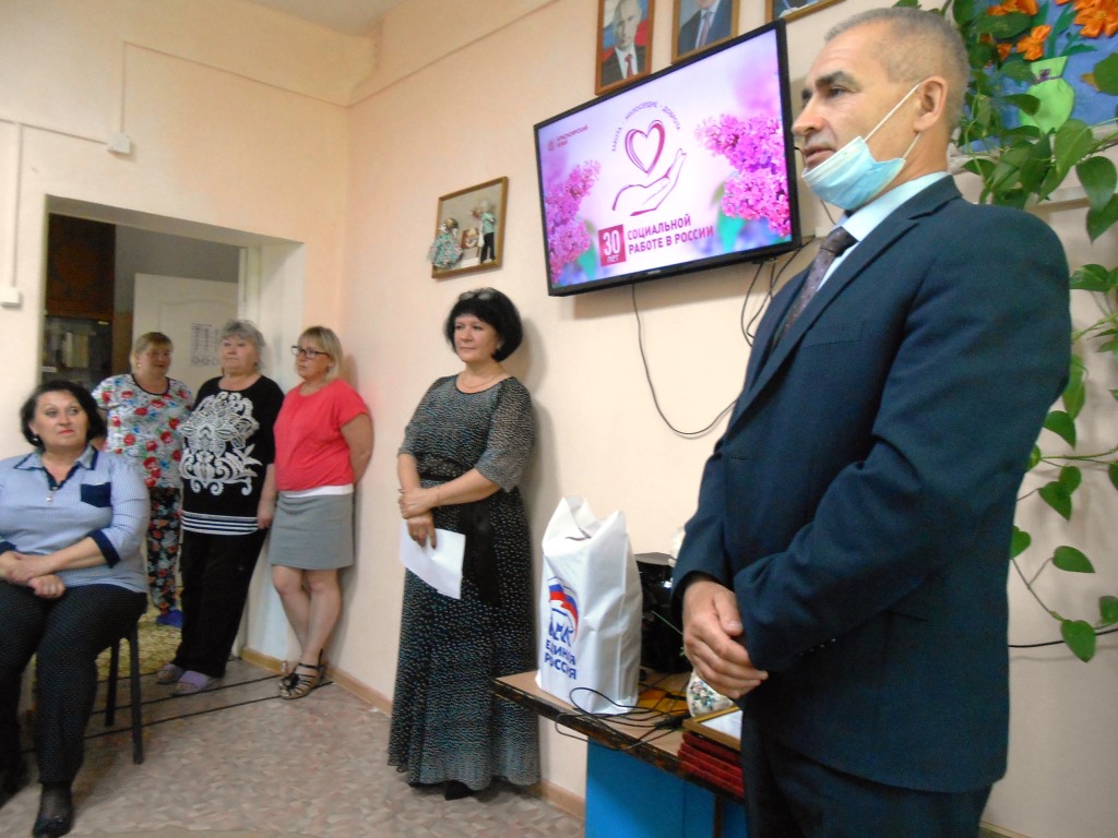 Поздравление работников социальной сферы в Новоселовском районе