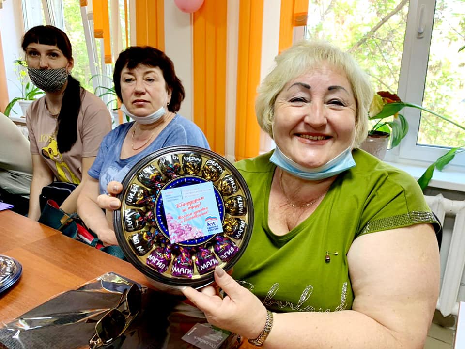 Единороссы Ачинска и Ачинского района поздравили социальных работников