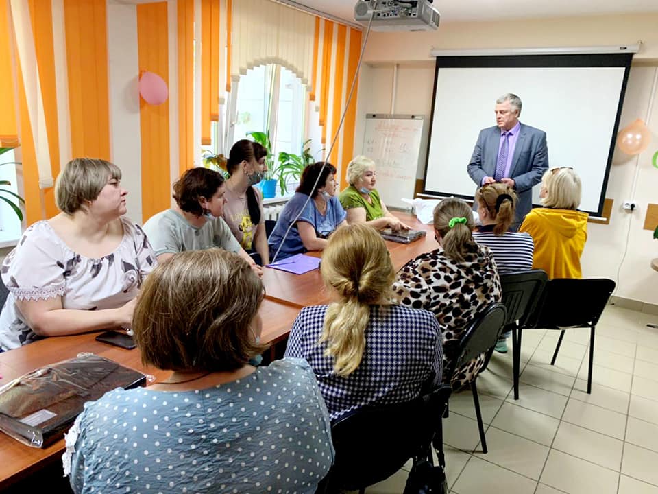 Единороссы Ачинска и Ачинского района поздравили социальных работников