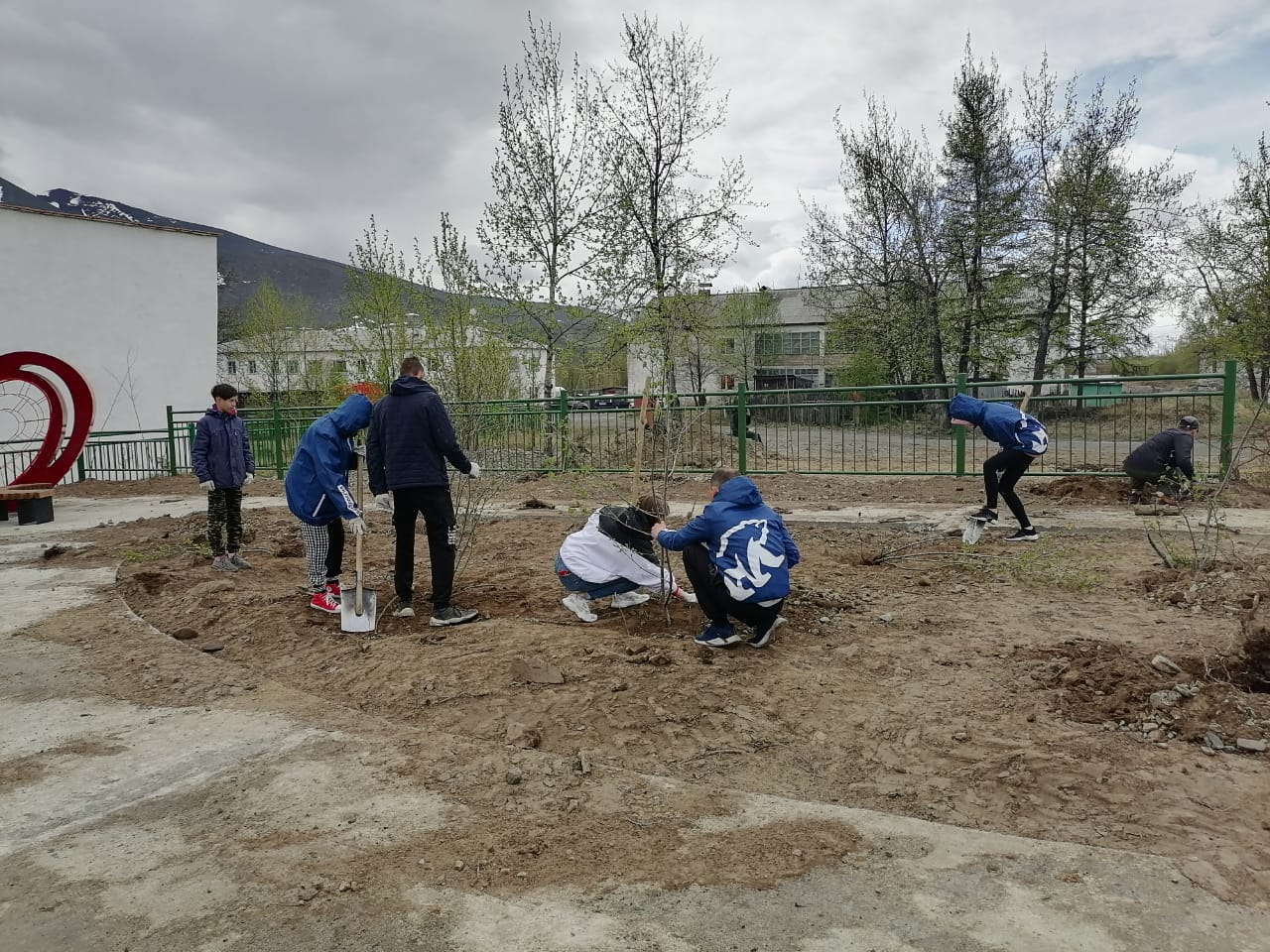 Мероприятия на зеленом острове. Новая школа поселок Омсукчан. Строительство поселок Омсукчан. Сквер семьи Якутия.