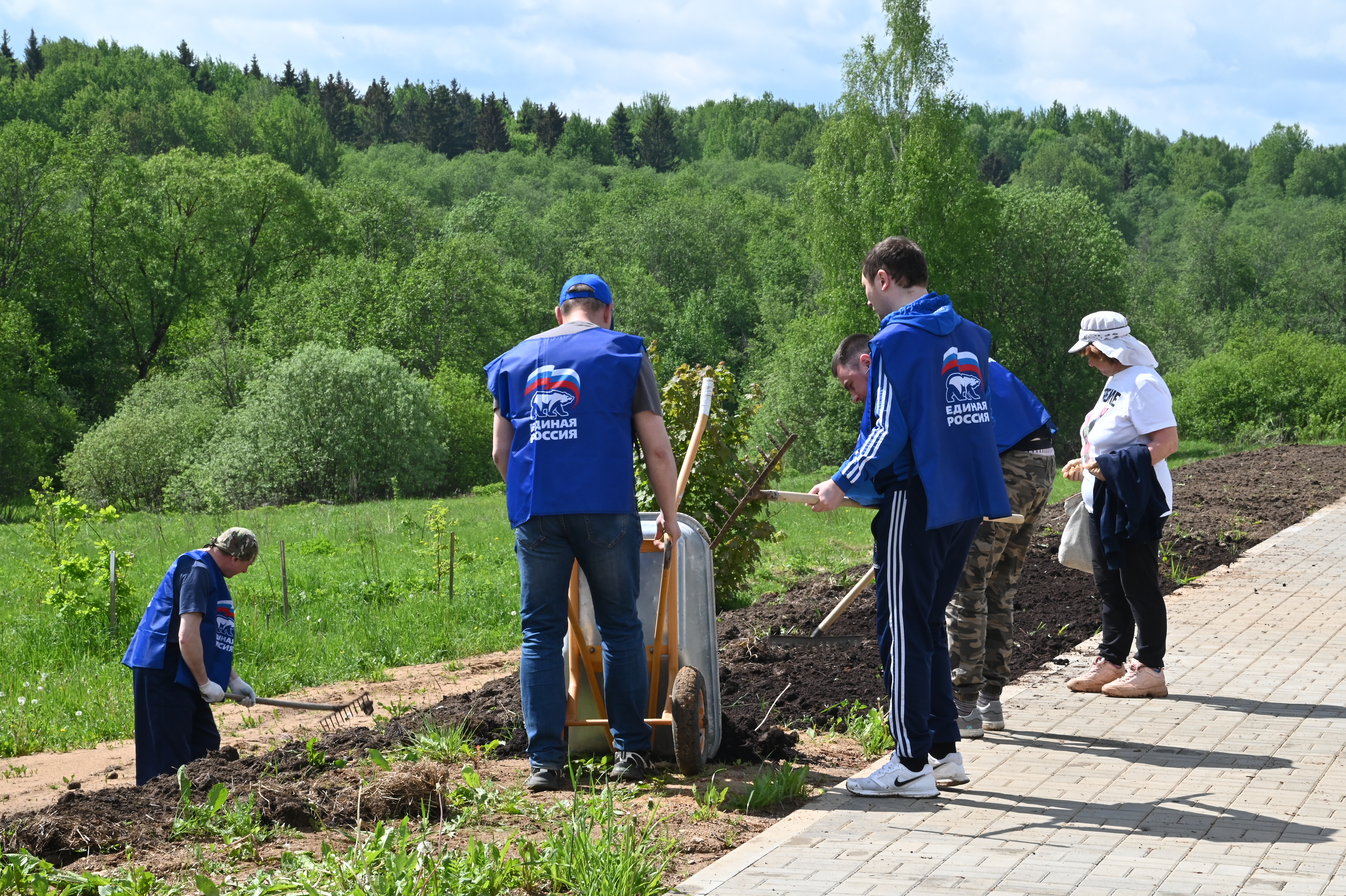 В Рыбках продолжается благоустройство воинского захоронения