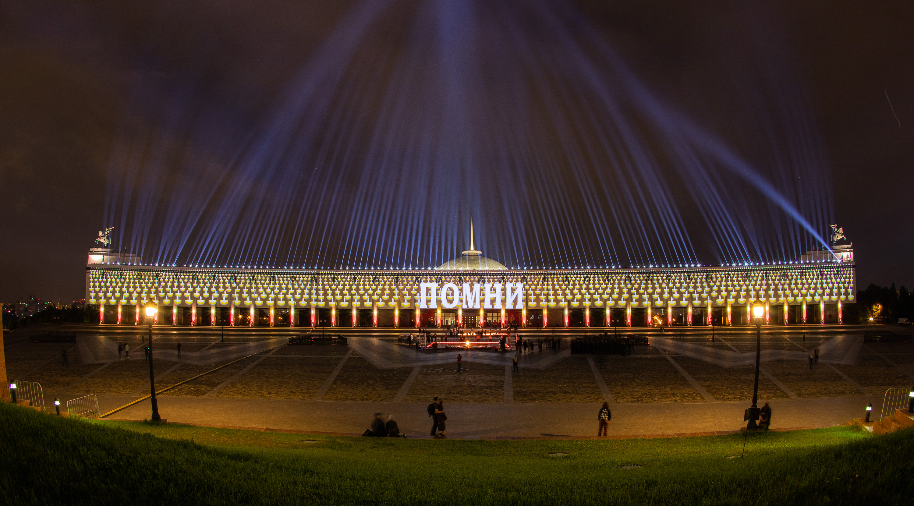 поклонная гора ночью