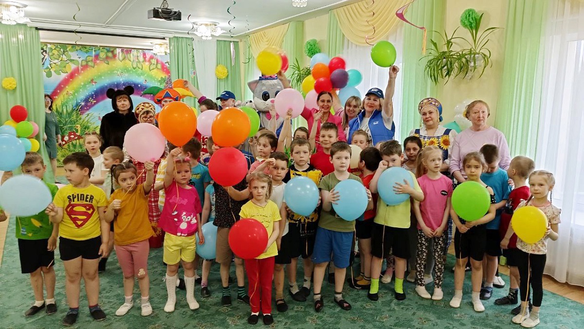 В Мурманске Председатель регионального общественного совета партийного проекта «Мир возможностей» Ирина Матвеева вместе с активистами «Единой России» организовала яркий и веселый праздник для ребят старших групп детского сада № 46.