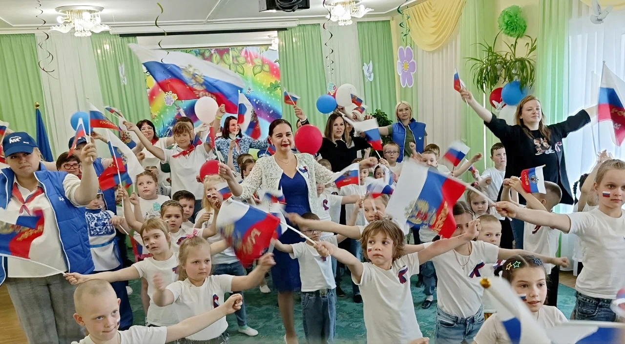 В Мурманске Председатель регионального общественного совета партпроекта «Мир возможностей» Ирина Матвеева вместе с активистами «Единой России» организовала для ребят старших групп детского сада № 46 праздник, посвященный Дню России