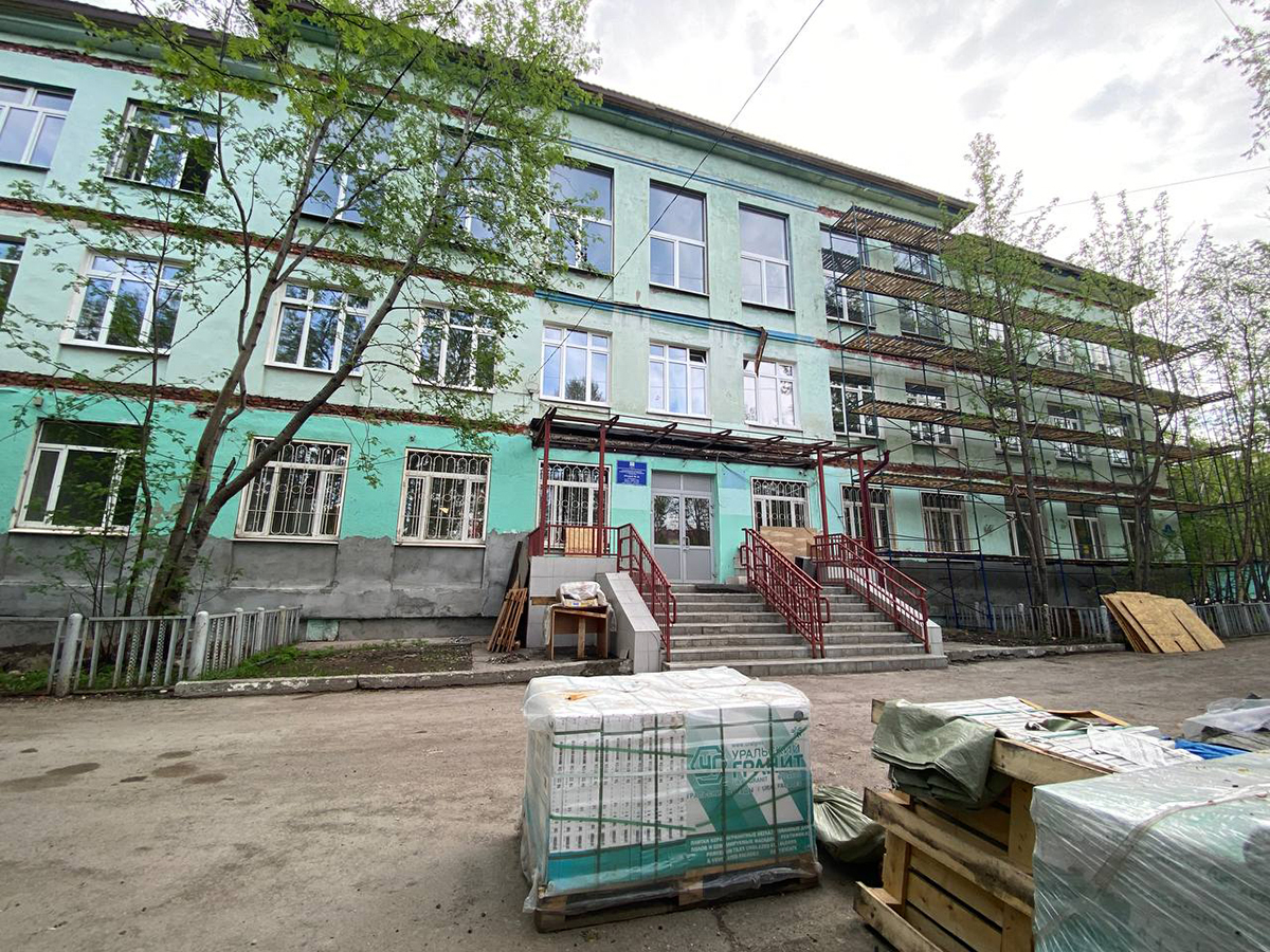 Мониторинговая группа оценила ход капитального ремонта мурманского лицея № 2. Общественный контроль организован в рамках проекта «Новая школа»