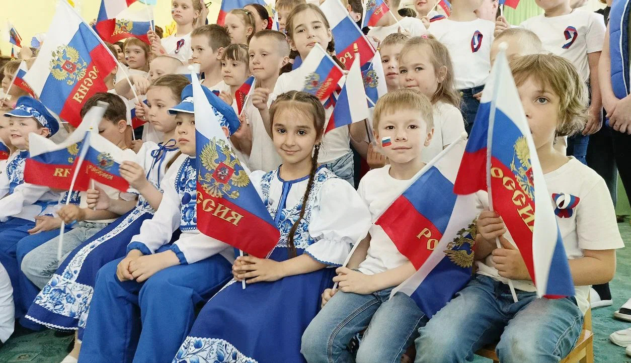 В Мурманске Председатель регионального общественного совета партпроекта «Мир возможностей» Ирина Матвеева вместе с активистами «Единой России» организовала для ребят старших групп детского сада № 46 праздник, посвященный Дню России