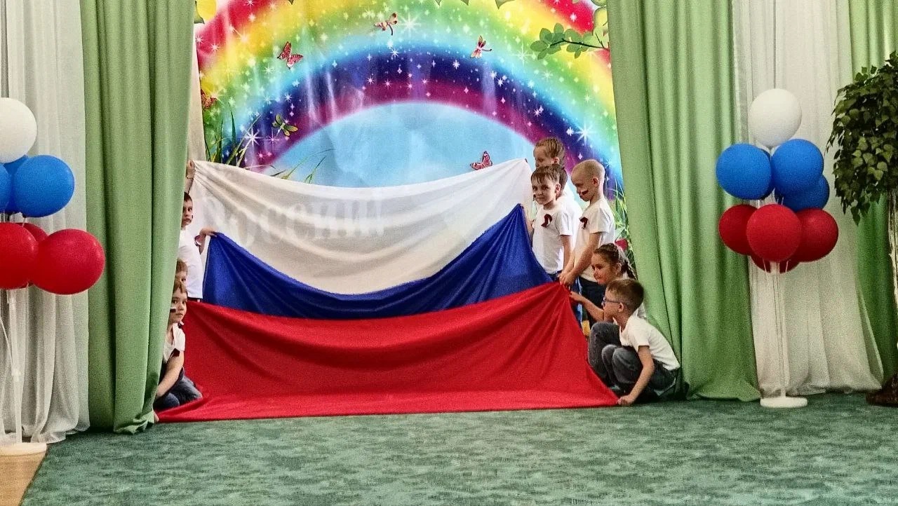 В Мурманске Председатель регионального общественного совета партпроекта «Мир возможностей» Ирина Матвеева вместе с активистами «Единой России» организовала для ребят старших групп детского сада № 46 праздник, посвященный Дню России
