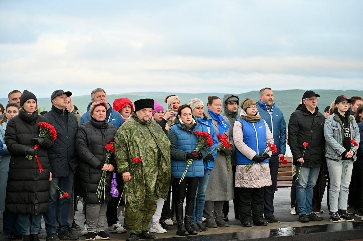 В Мурманске в 4 часа утра на территории мемориала «Защитникам Советского Заполярья в годы Великой Отечественной войны» единороссы почтили память погибших минутой молчания, возложили цветы к Вечному огню и установили свечи