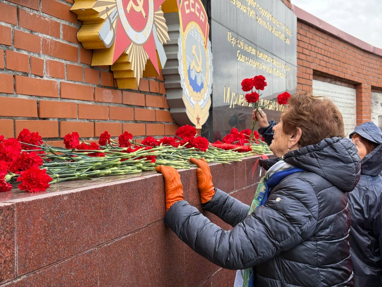 Единороссы почтили память погибших защитников и тружеников Мурманска. Они возложили цветы к мемориалу на Семеновском озере