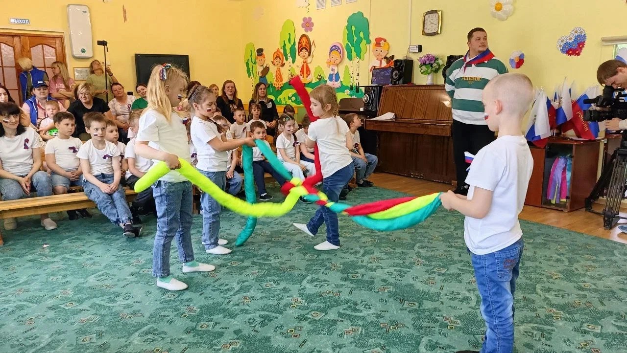 В Мурманске Председатель регионального общественного совета партпроекта «Мир возможностей» Ирина Матвеева вместе с активистами «Единой России» организовала для ребят старших групп детского сада № 46 праздник, посвященный Дню России