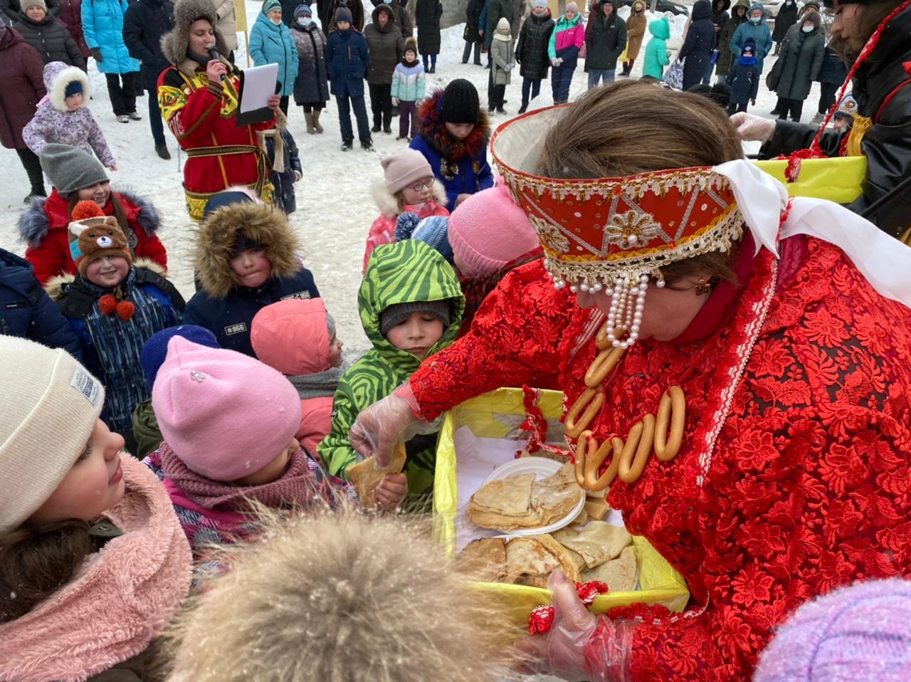 Где проходит масленица в кирове. Масленица хоровод. Хоровод на праздновании Масленицы.. Масленица фото хоровод. Масленичные игры и забавы на улице для детей.