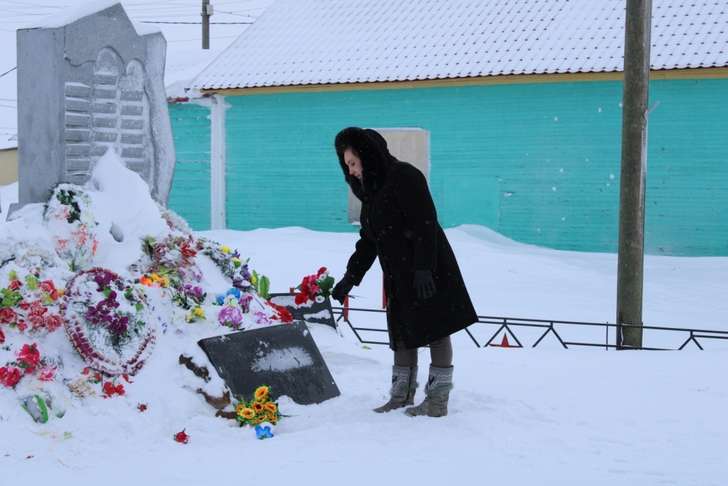 Жительница Каратайки принесла цветы к памятнику землякам, погибшим на войне