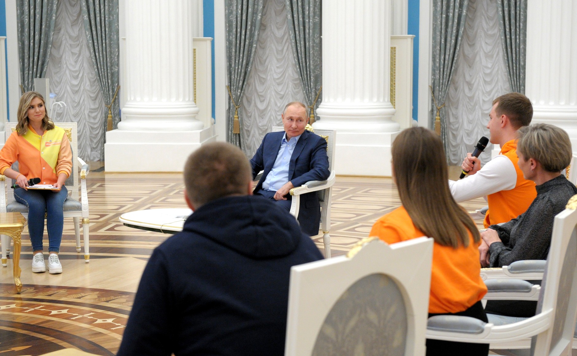 Путин на встрече с волонтерами
