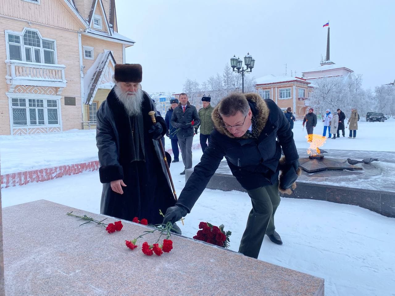 Депутат Госдумы Сергей Коткин и епископ Иаков возложили цветы к обелиску Победы в Нарьян-Маре