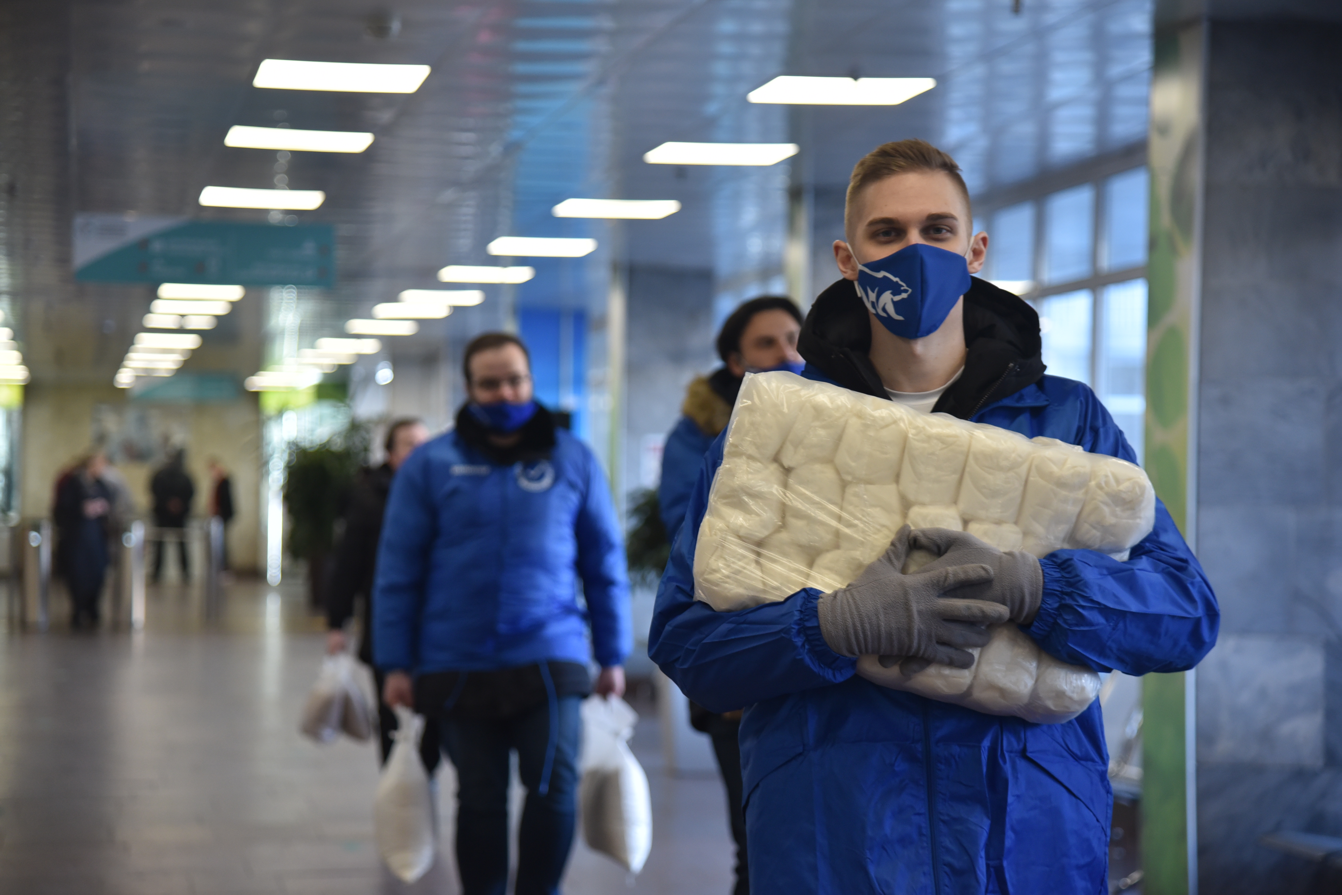 Помочь жителям. Волонтеры гуманитарная помощь Пандемия. Волонтерская гуманитарная миссия России. Эвакуация в Москве. Волонтерские центры помощь Донбассу Сочи.