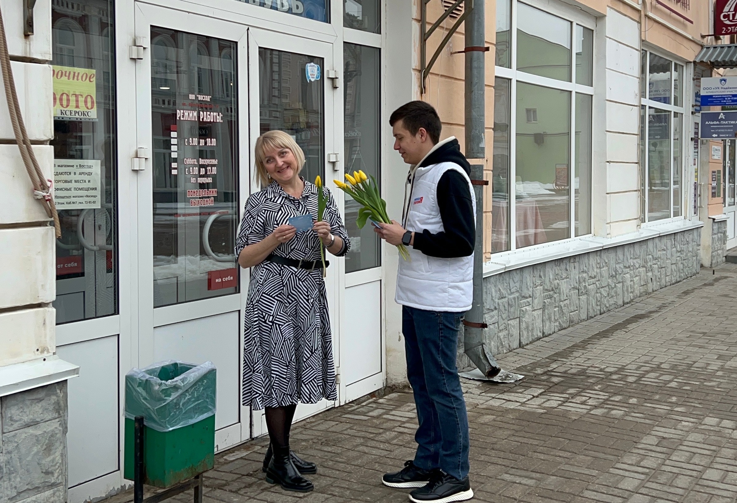 В Тамбове «Молодая Гвардия Единой России» вручила женщинам цветы к 8 марта  | 08.03.2023 | Тамбов - БезФормата